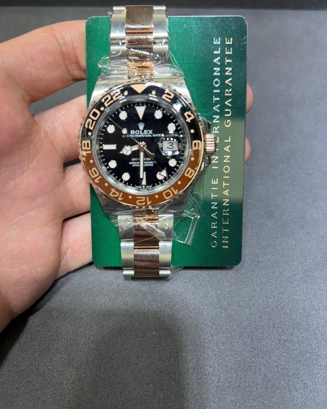 May be an image of wrist watch and text that says '2 22 S 20 N ROLEX EX RPERPETU UL DATE 18 3 3 OHT- u BTEЛ فف NEOA TPOS 16 14 9 圖的1 ERNATIONALE R GUARANTEE N 8 12 O 10 GARANTIE…