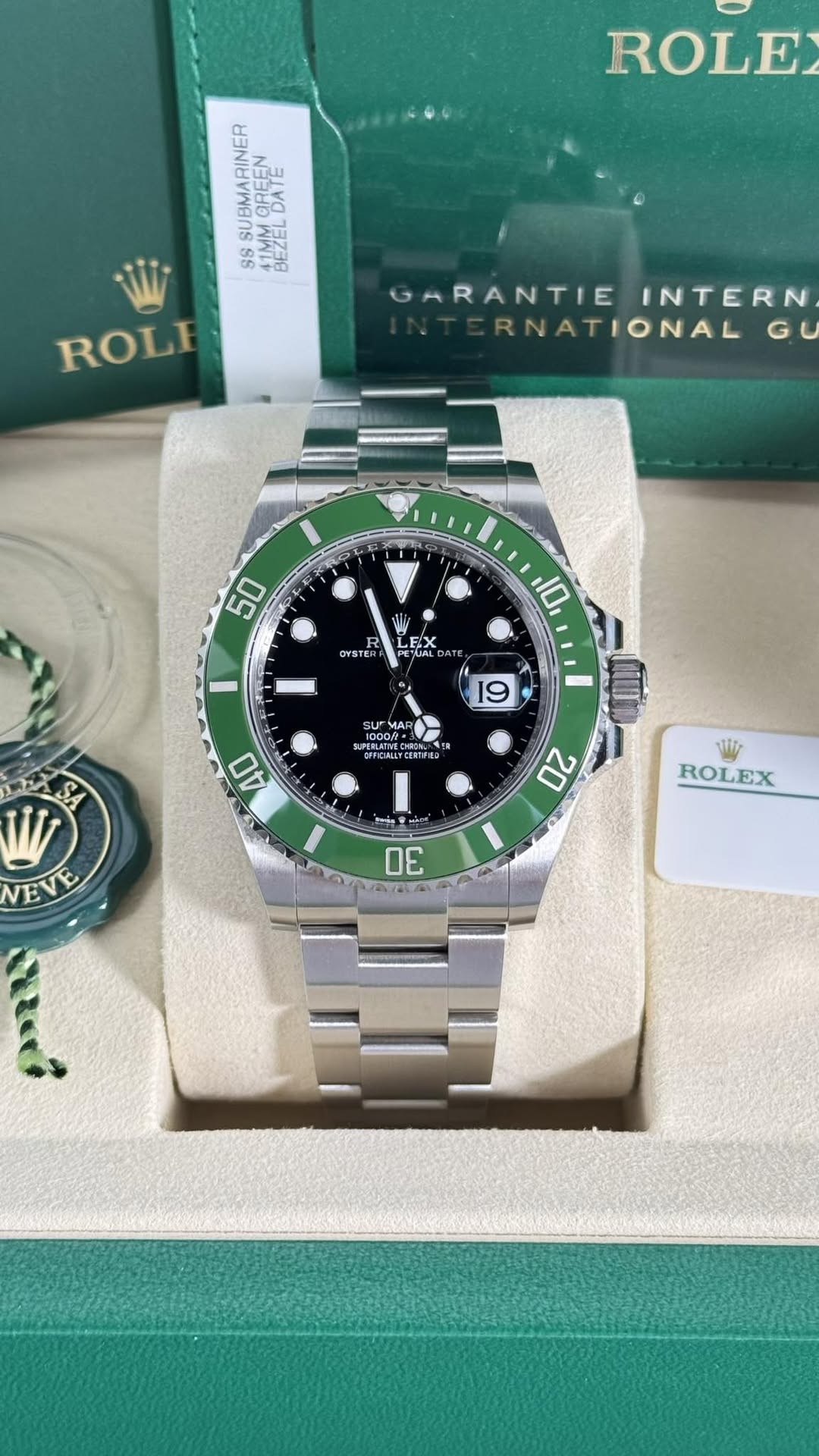 May be an image of wrist watch and text that says 'น ROLE S8 73738 ROLE GARANTIE GARANTIEINTERN. INTERN RNATIONAL GU 50 WiV 0 LEX X לי Εν YS OYSTER 10 19 SUPEFLATINE KиwTcBeHE…