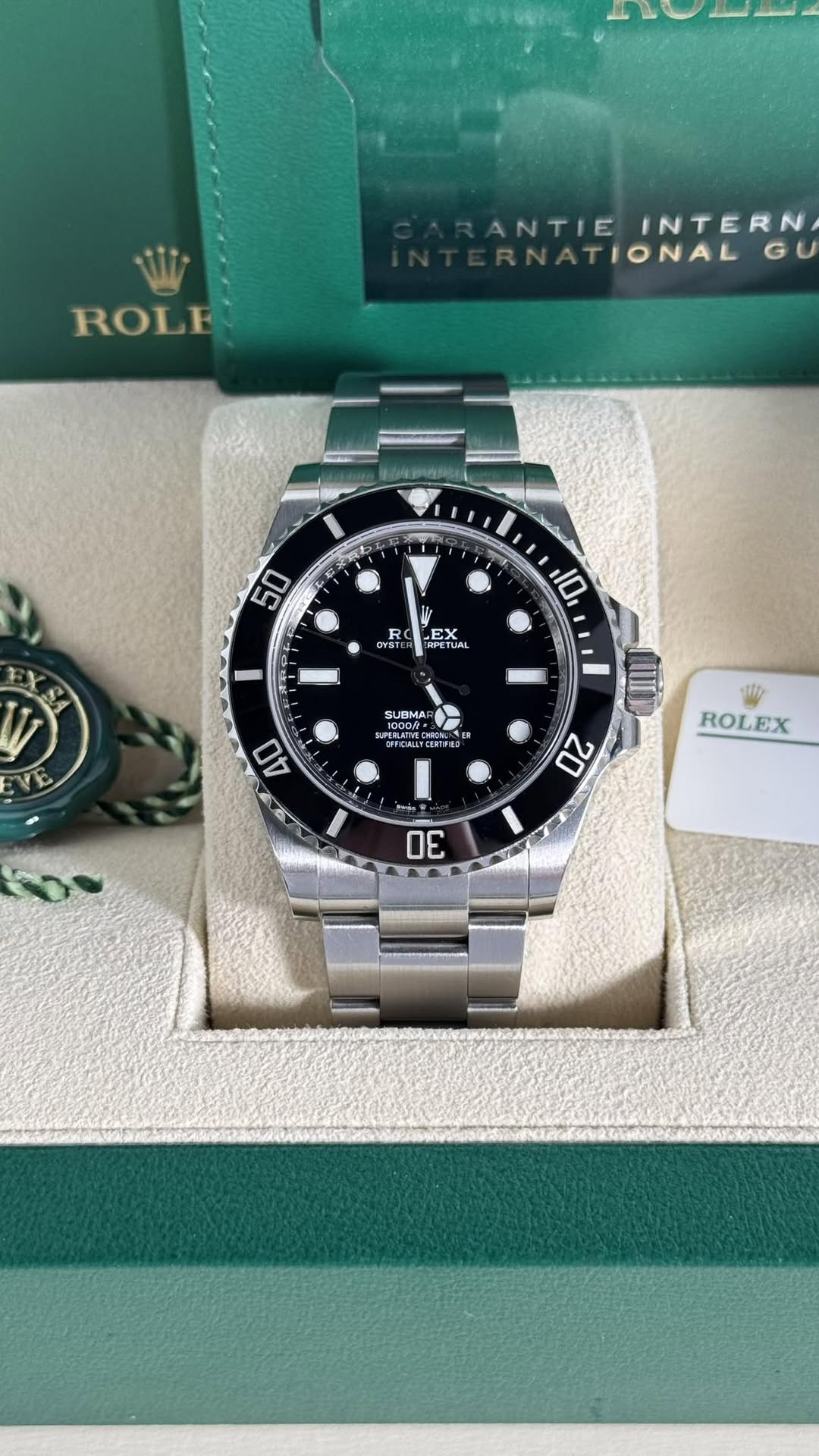 May be an image of wrist watch and text that says 'ROLE ANTIE ANTIEINTERN INTERN TIONAL GU ス 50 10 OYSTE R W LE EX RPETUAL TUA I UOMAR ΠΜΑ OO9R+ סשש 40 ROLEX 20 30'