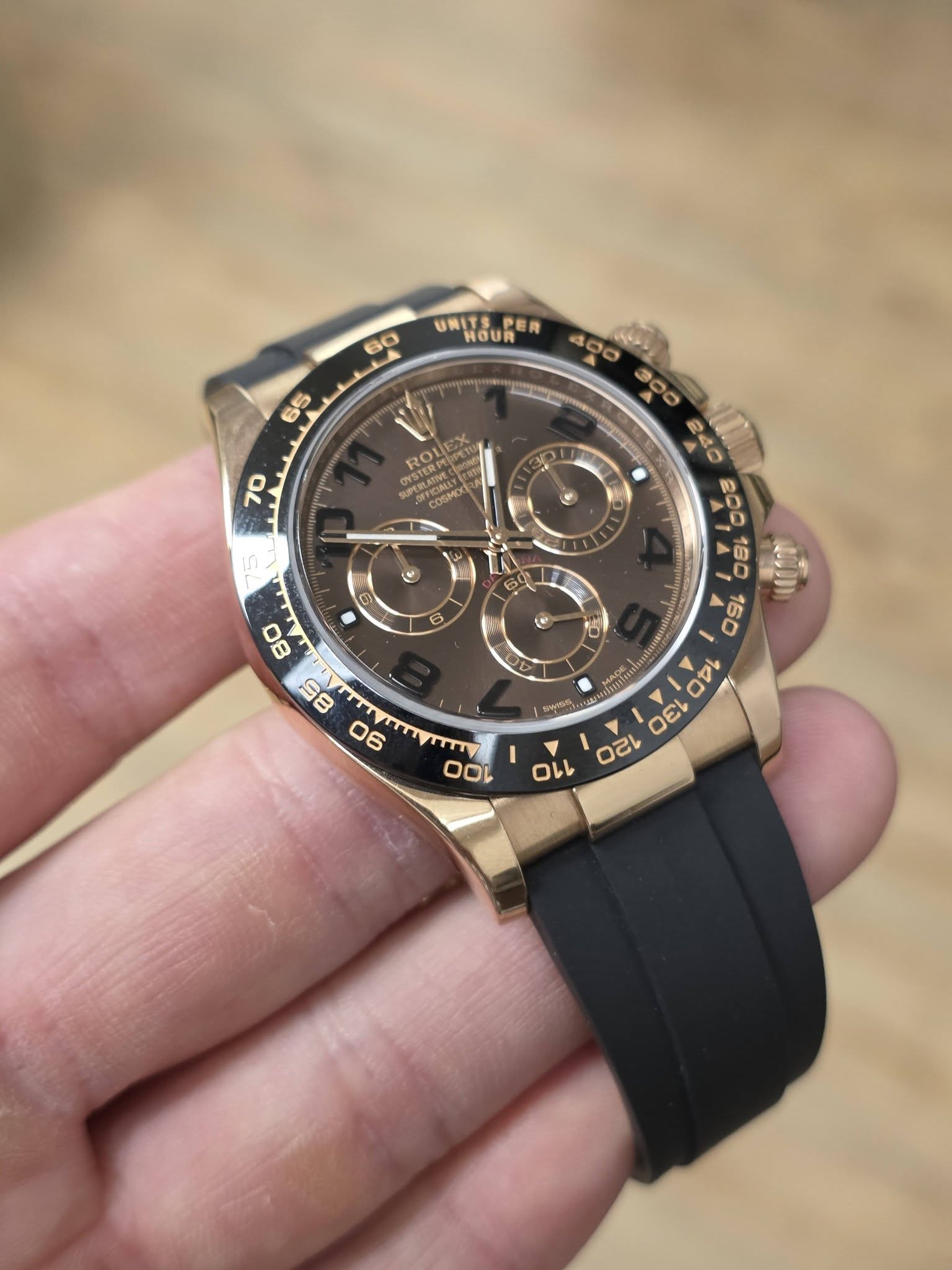 May be an image of wrist watch and text that says '60 UNITS UNITSPER PER HOUR 65 70 R ROLEX PELAT U電美I网E 5 5 - ب , 200, D 140 MR た ៣ E שך य ญ ロい 80 85 06 TIVIII TTTTY 0 100'