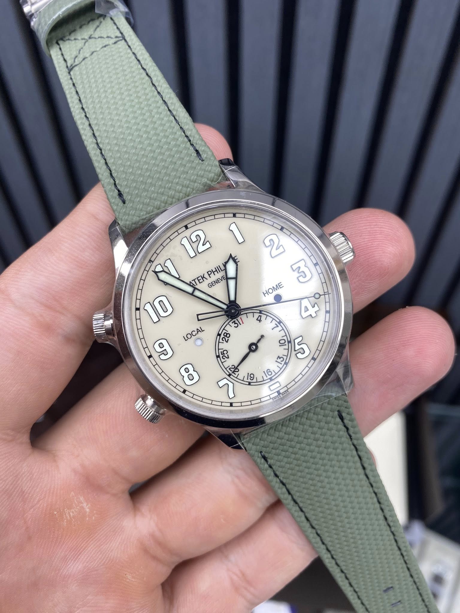 May be an image of wrist watch and text that says '12 1 V V TEK PHIL GENEVE M HOME 10 31/ 4 LOCAL ላ 19 ๑ 10 ل SI 3 በት'