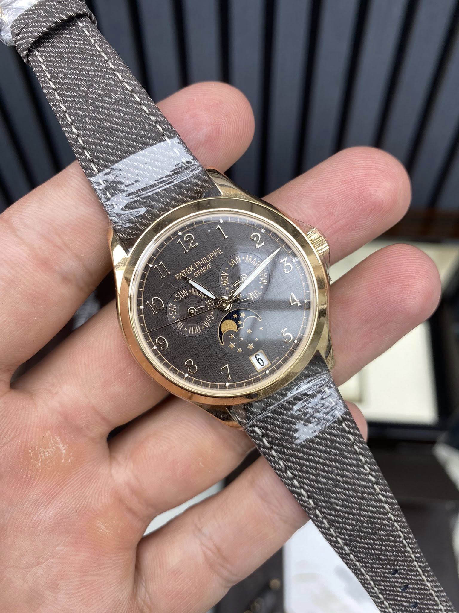 May be an image of wrist watch and text that says 'م 12 PHILIPPE IPPE AN በ PHILI AN-MA -MA PATEK GENEVE GENEVE NOV JA M MN Ο SAT SU R1 HU WED G 3 ب ف 1'