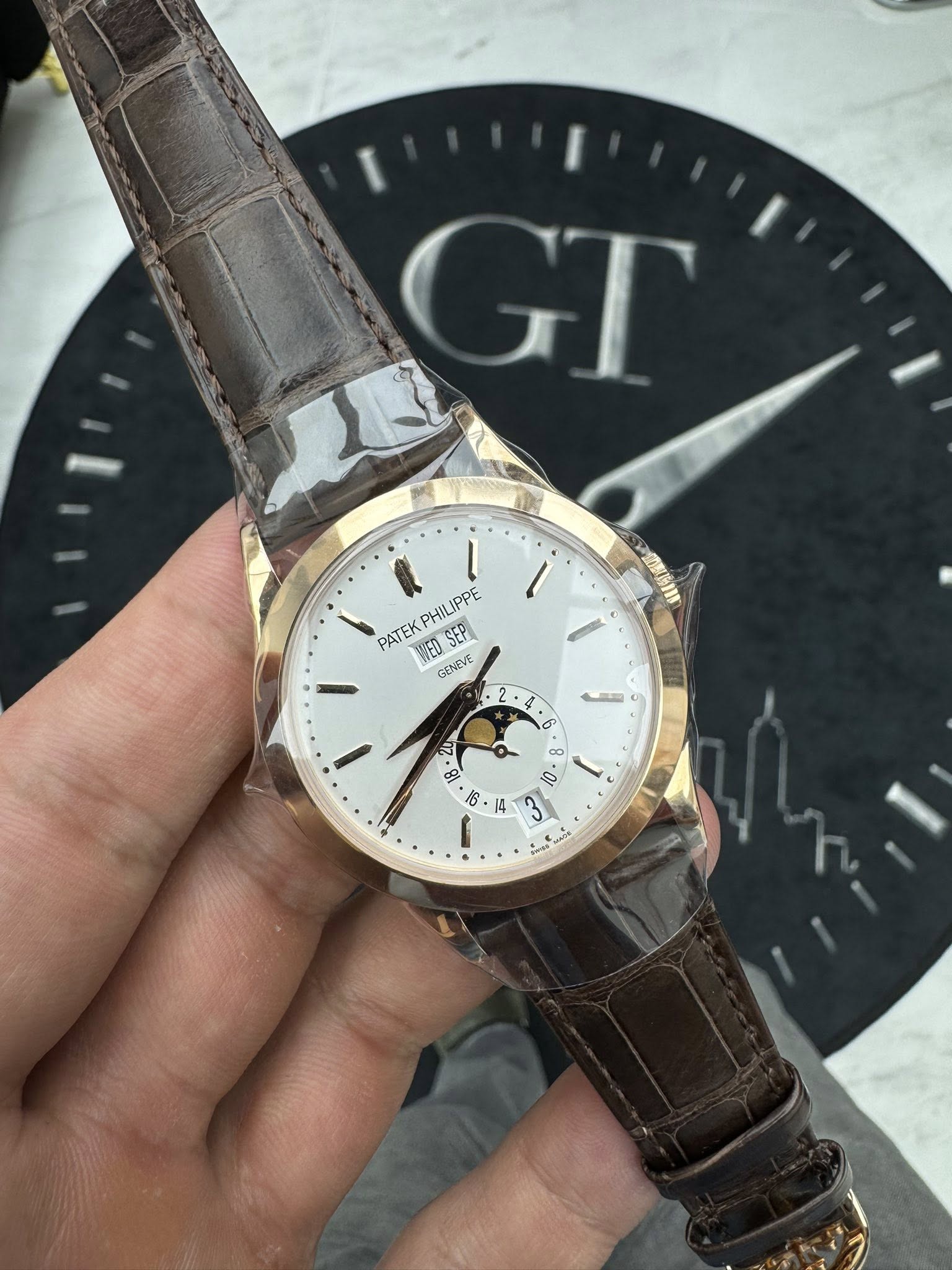 May be an image of wrist watch and text that says 'PHILIPPE PATEK PHIL PPE PAT TEK WED SEPI GENEVE 製治n ထ A6 6 on 9 - ر 3 14'