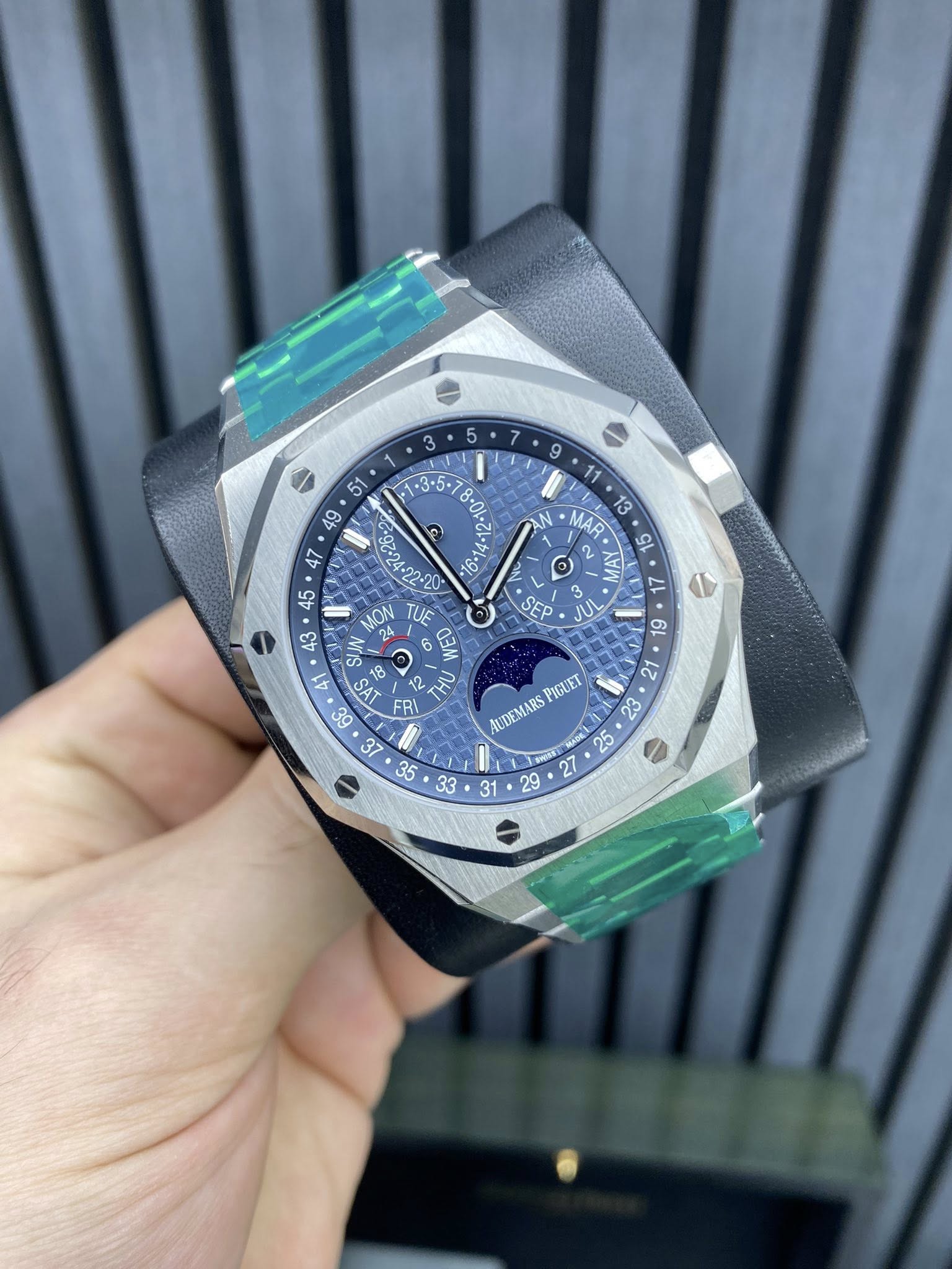 May be an image of wrist watch and text that says ' . a IN MAR 15 O 人 ကိ 5 JU TUE SEP 44 19 AT ရွ FRI عین പാ PIGUET IUDEMARS ف'