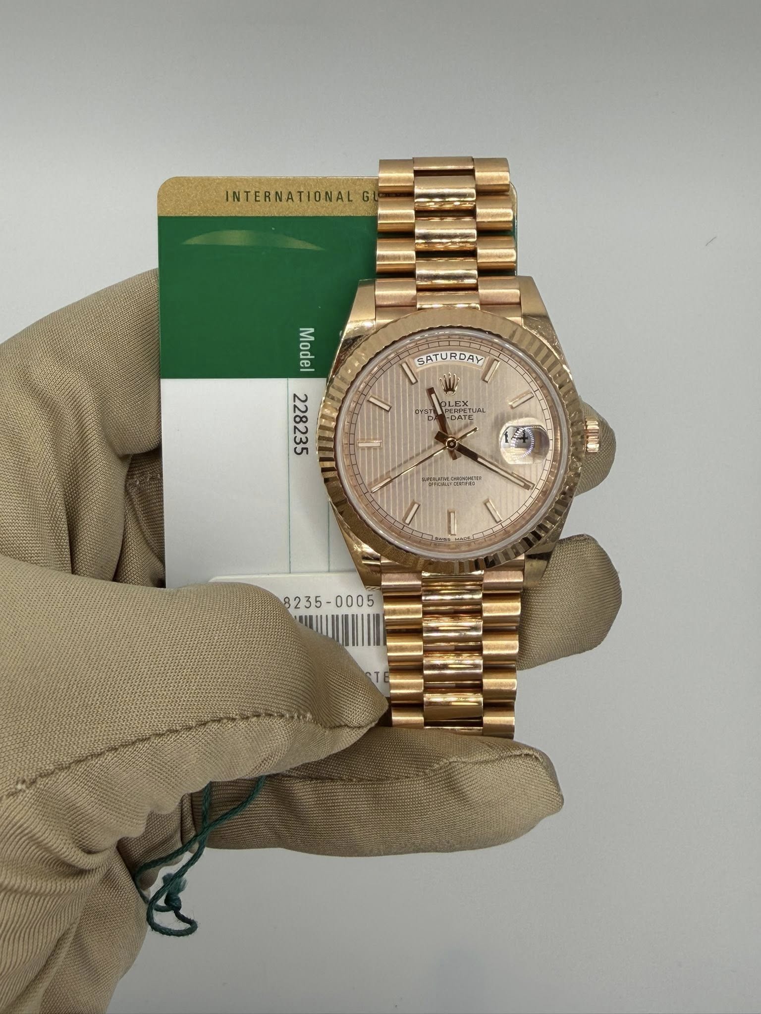 May be an image of wrist watch and text that says 'INTERNATIONAL SATURDAY Model OLEX আাসানরর -DATE Coutre IX D '
