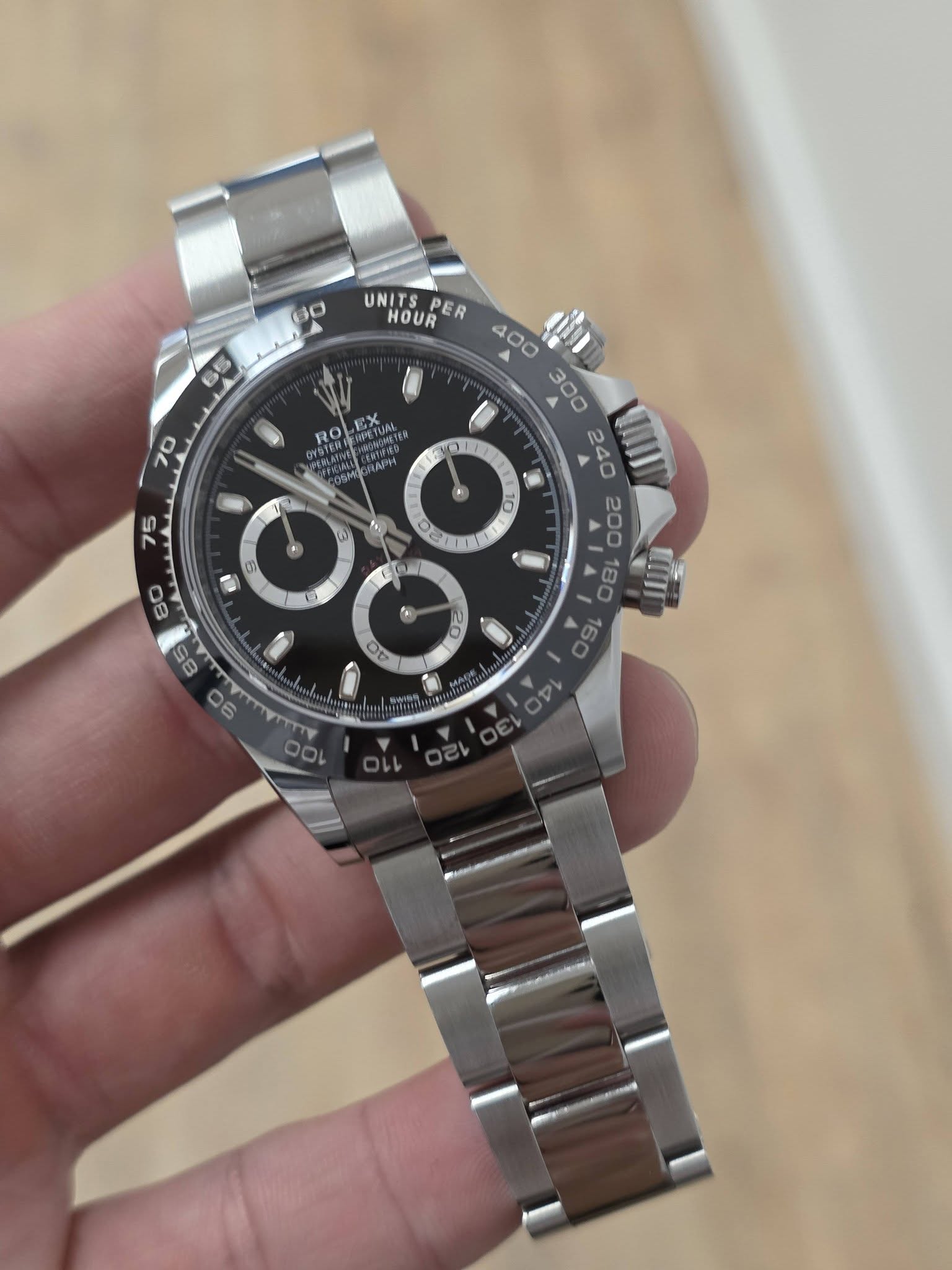 May be an image of wrist watch and text that says '30 65 70 RO CUETUATER AAR UNITS HOUR UNITSPER PER רשש 75 F 10 لق 0 O Ot 60 me Mt'