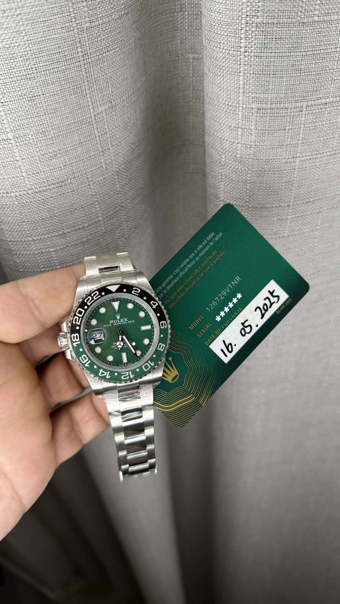 May be an image of wrist watch and text that says '2 4 미유5있다 7 ចា ャレ 8 126729VTNR *米米*** ស. ಸ'