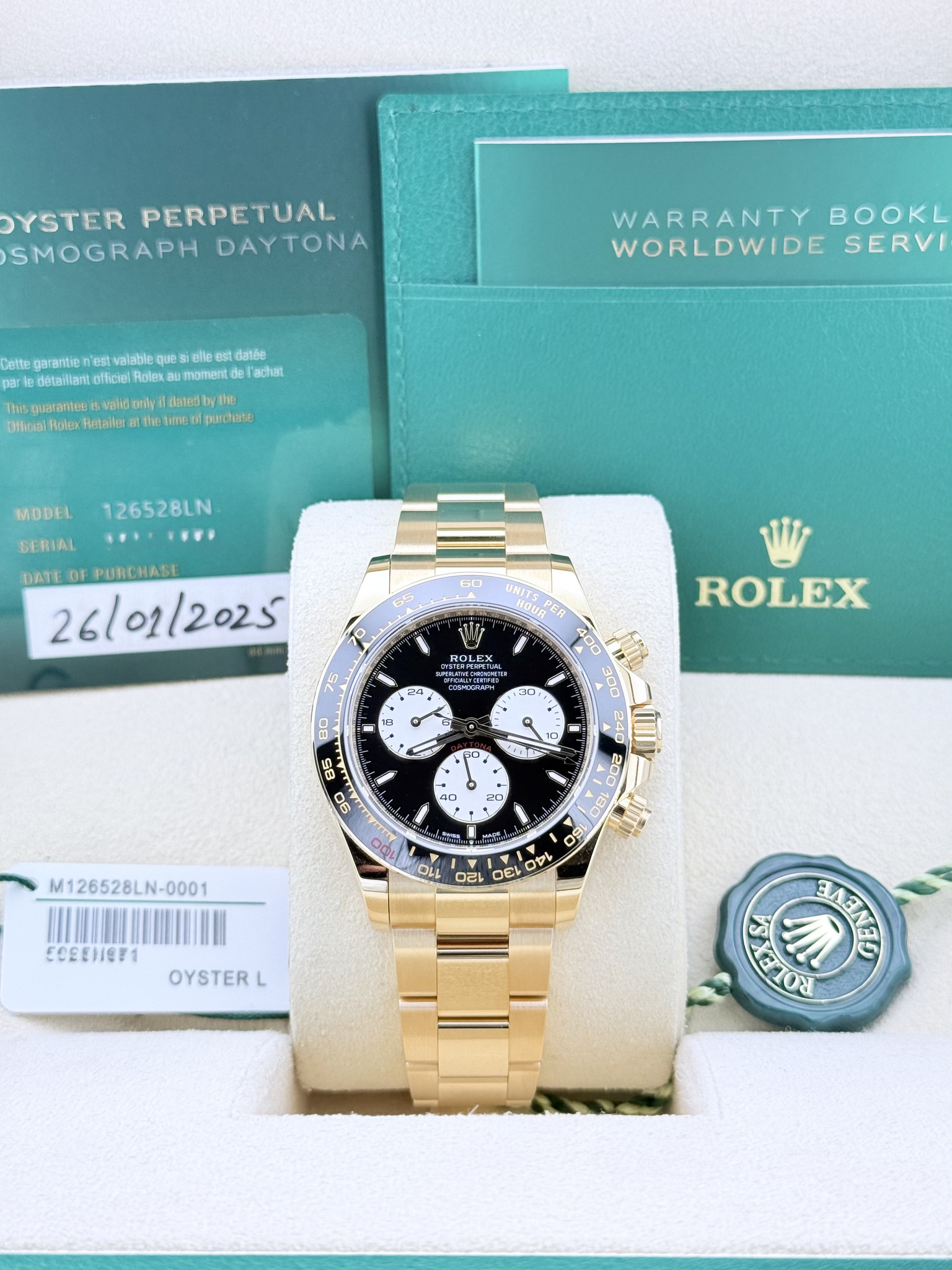 May be an image of wrist watch and text that says 'YSTER PERPETUAL SMOGRAPH DAYTONA parantre n'est valable par The WARRANTY BOOKL WORLDWIDE SERVI datée Fachat Hetailer tne dates…