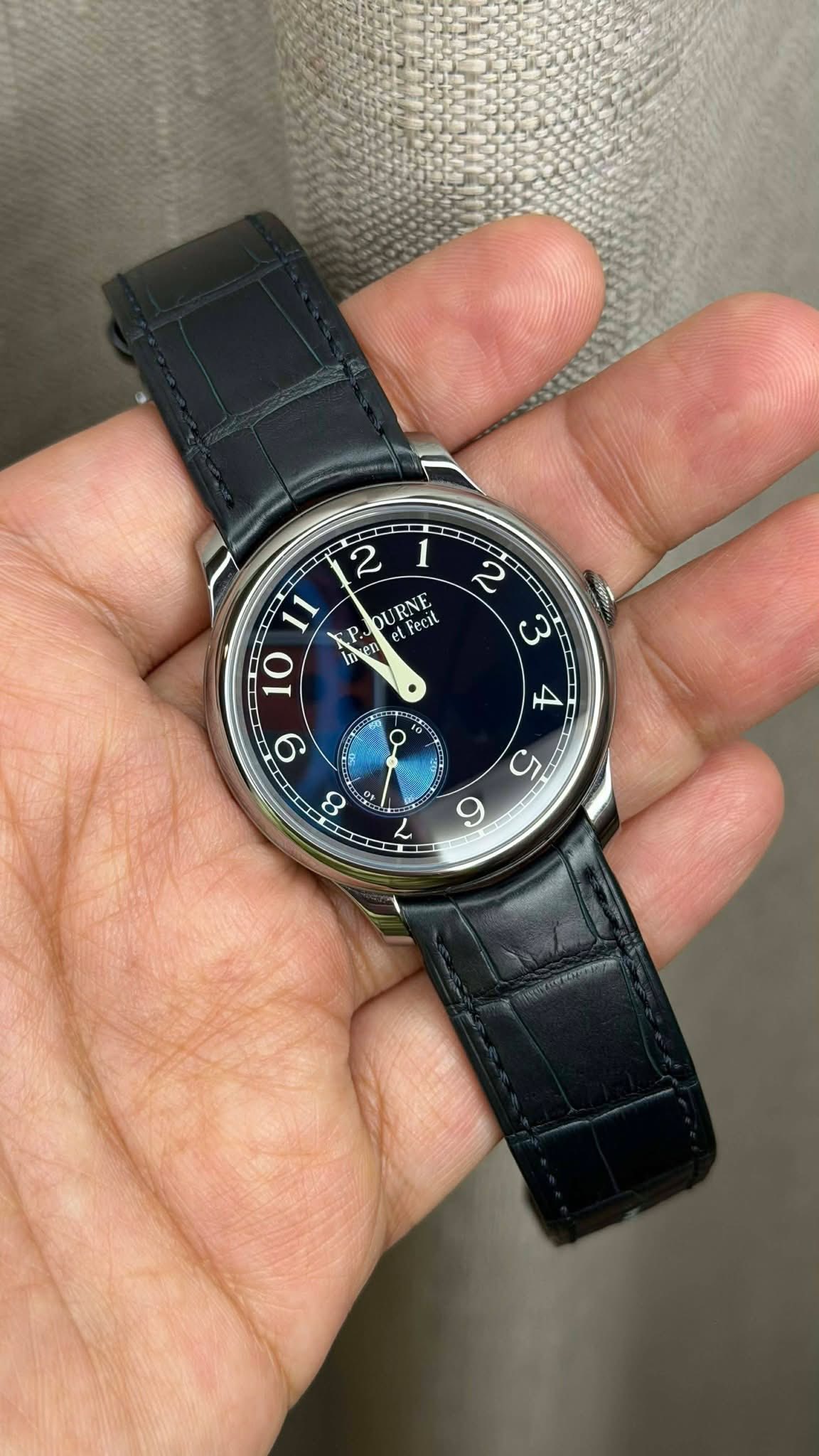 May be an image of wrist watch and text that says '1 2 11 S P elte URNE eFeci 0 2 3 9 V ထ 5 9 レ'