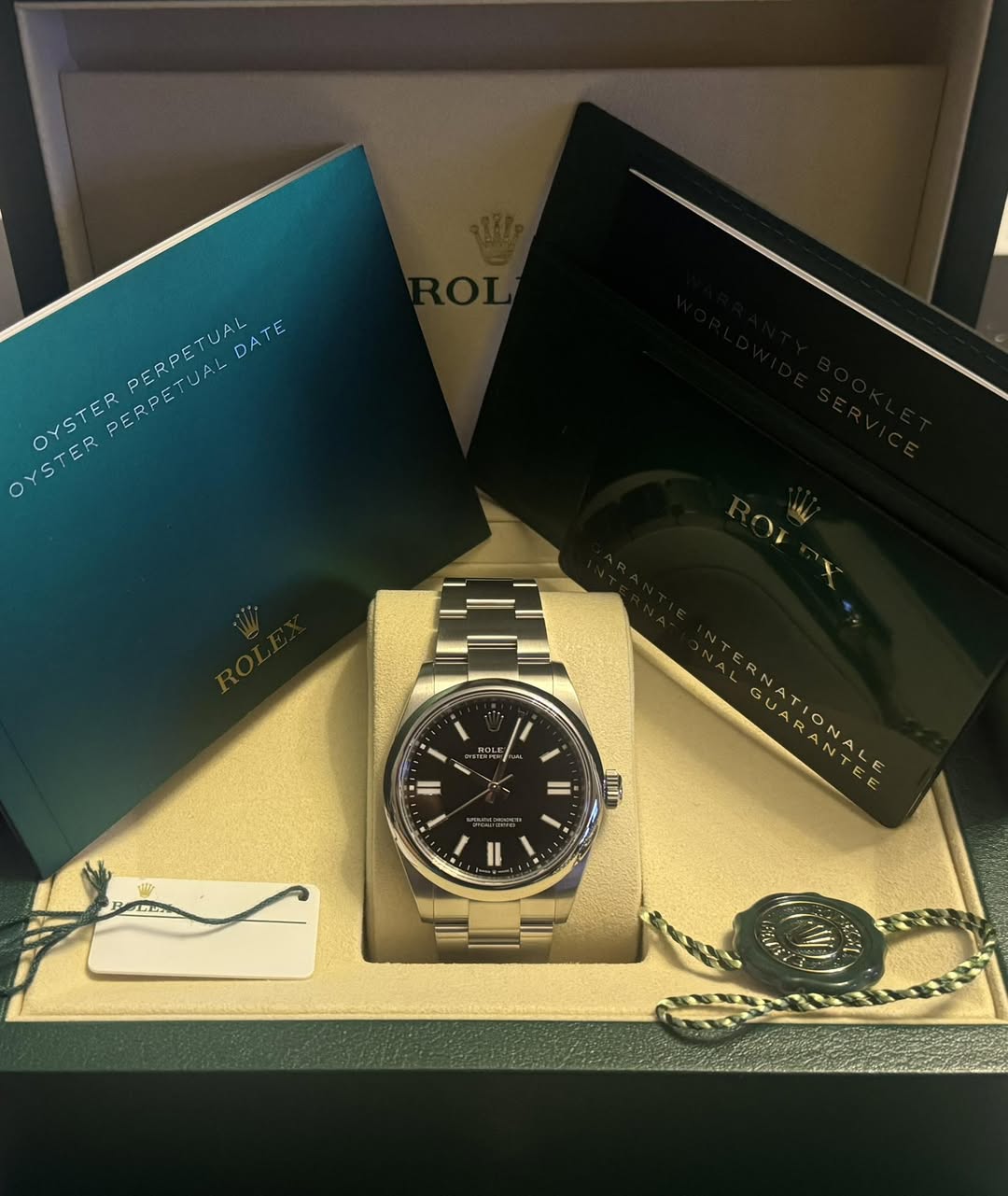 May be an image of wrist watch and text that says 'OYSTER OYSTERPERPETUALDATE နန်််လ OYSTER PERPETUAL PERPETUA! DATE OYSTERPERPETUAL ermm nol Ⅱ ERNATIONALE AR N 崎'
