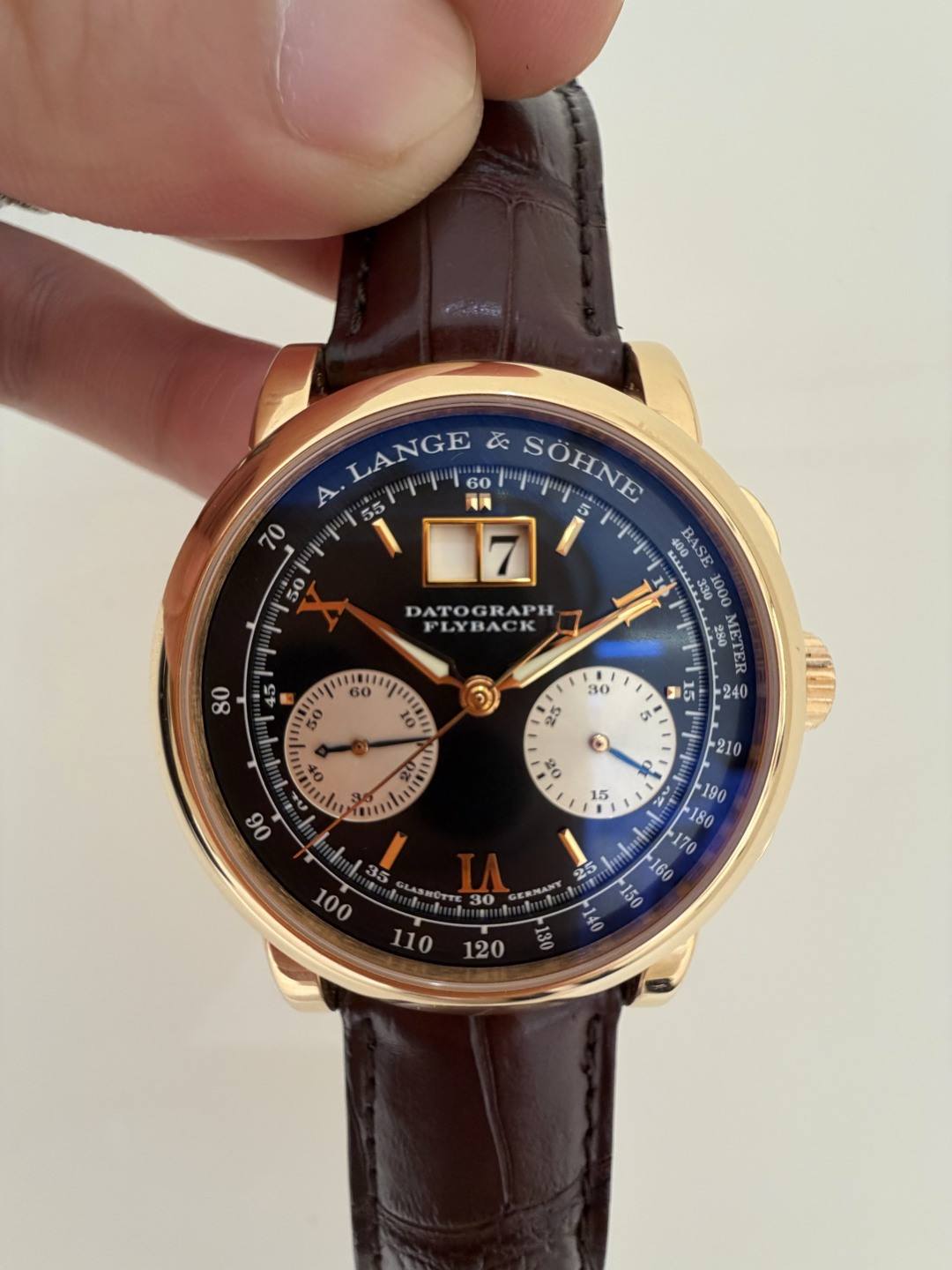 May be an image of wrist watch and text that says 'LANGE 60 LANGE &e SÖHNE A 青質 70 50 DATOGRAPH FLYBACK มม nnot NERER ទ 240 2 5 o+ O pui හව 25 OO οτΙ M 120'