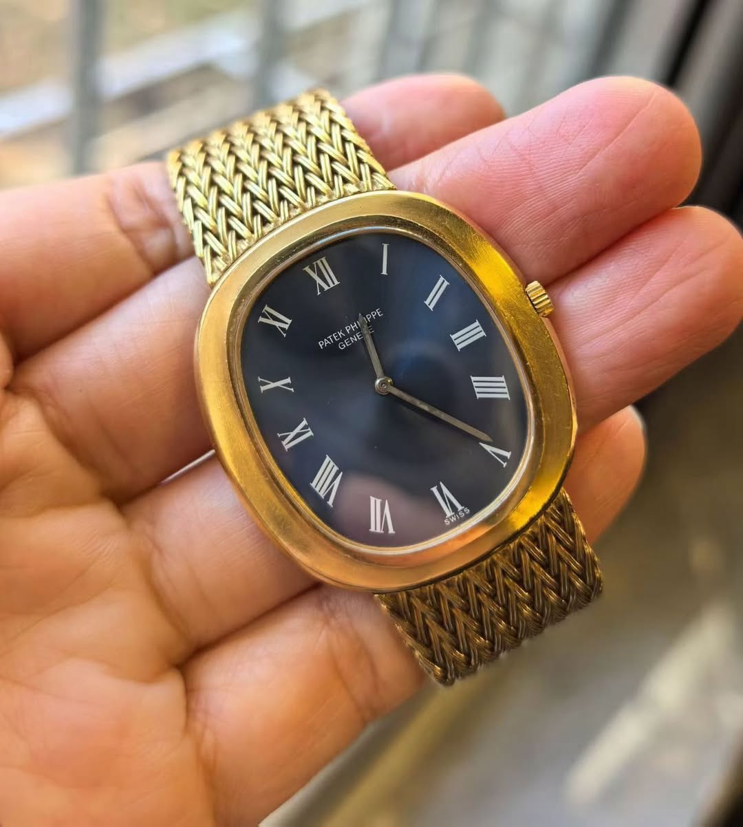 May be an image of wrist watch and text that says 'I XII PPE ΡΑTΕKΡΗΣ ዋል GENE 庭制先 2N IA VII Ι'
