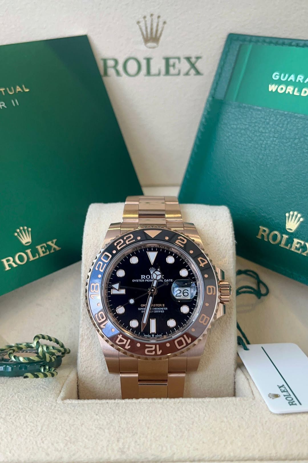 May be an image of wrist watch and text that says 'TUAL R 11 11 ROLEX GUAR WORLD ROLEX ROLEX RO TERPER 4 DATE ROLE TRMT 8 12 10 ROLEX'