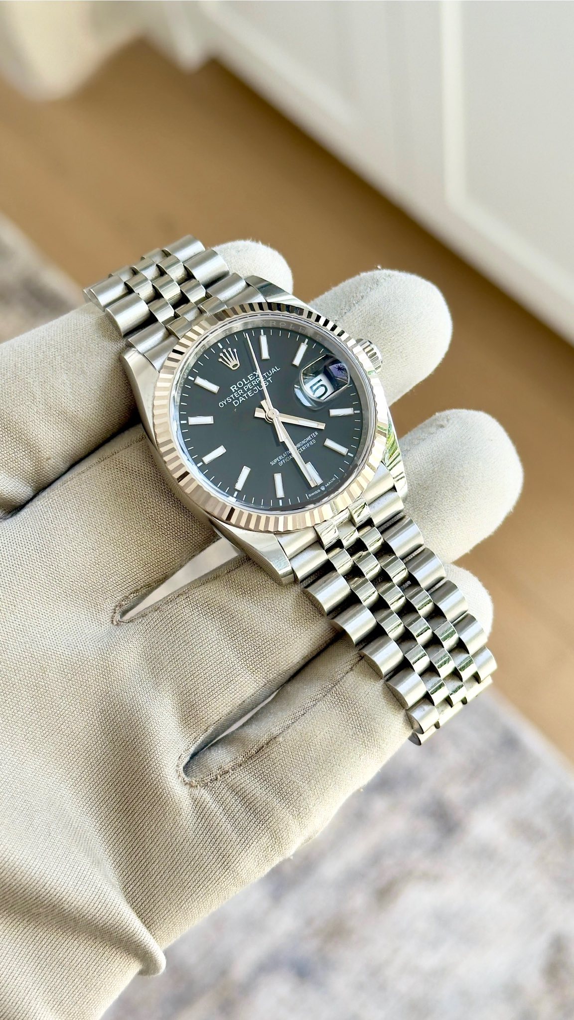 May be an image of wrist watch and text that says 'W UAI ROL SATER TERPERI TERPER ROLE ไบม 5 o'