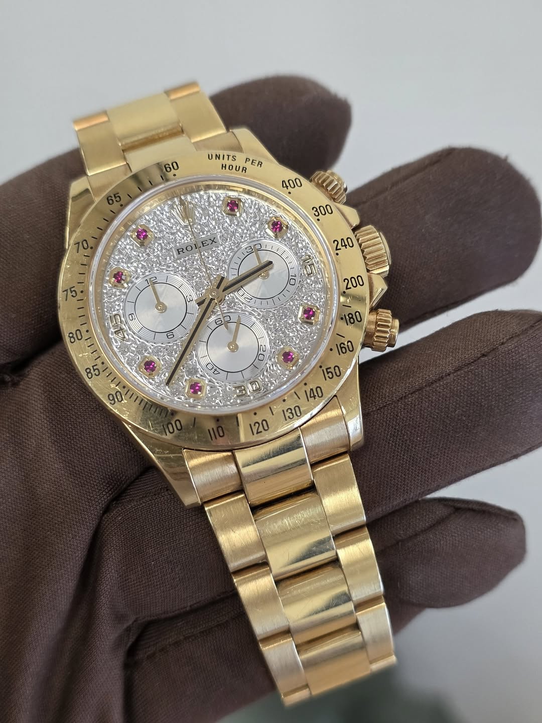 May be an image of wrist watch and text that says '60 UNITS HOUR PER P ه '