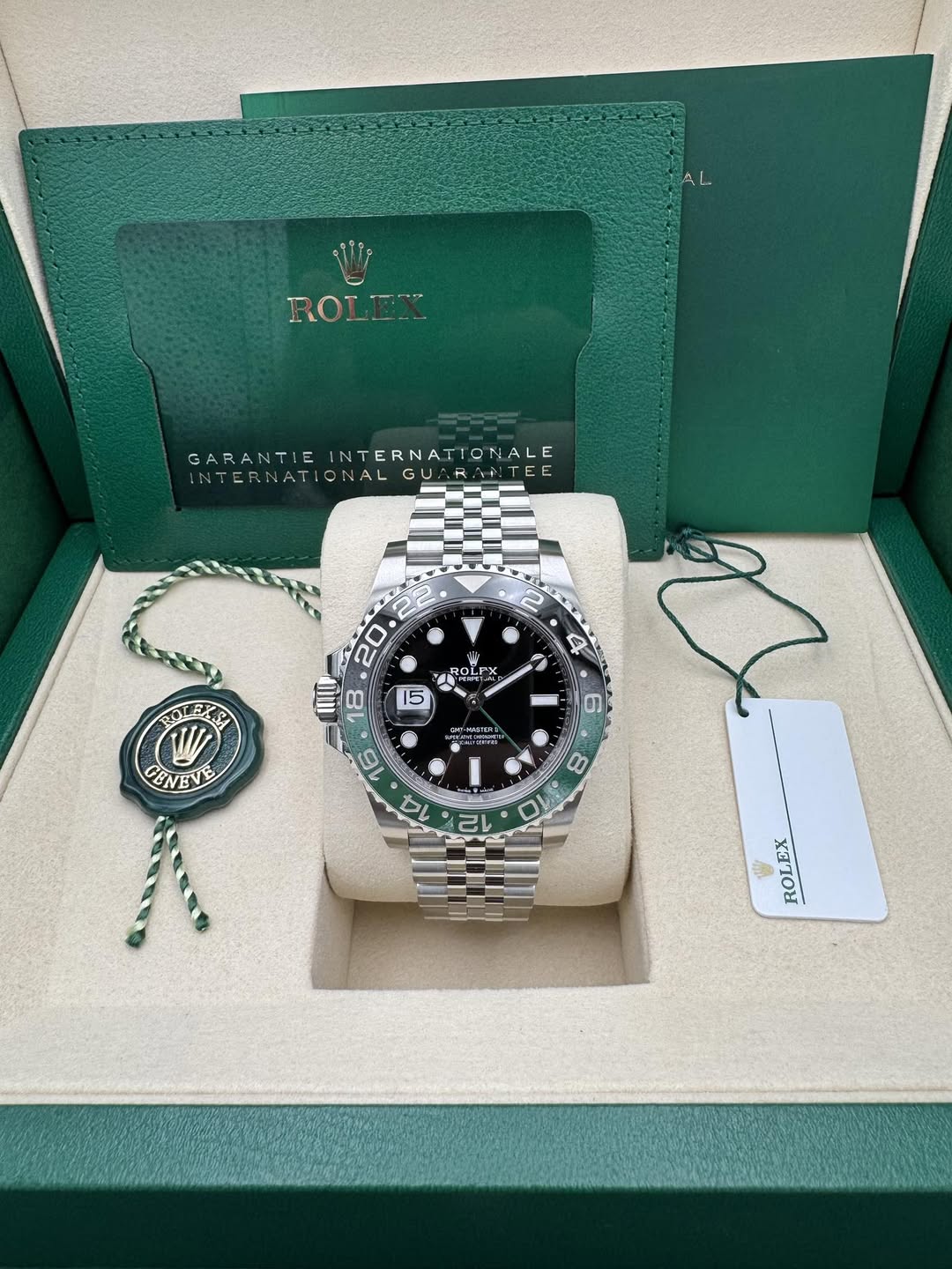 May be an image of wrist watch and text that says 'ROLEX RO GARANTIEINTERNATIONALE GARANTIE INTERNATIONALE INTERNATIONAL INTERNATIONALGUERITEE GU RANTEE IONAL 4 20. TOLP oл 18 5…