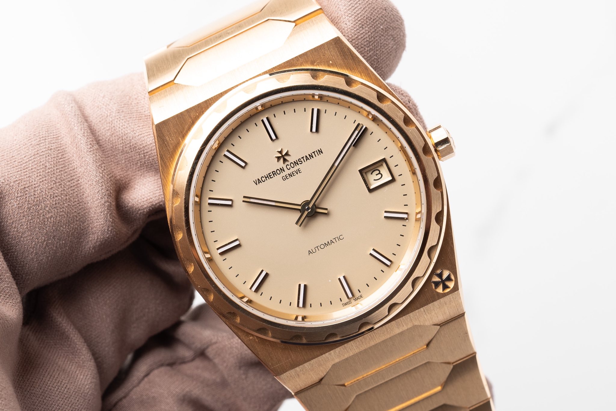 May be an image of wrist watch and text that says 'U II U' CONSTANTIN VACHERON GENEVE 3 ۱ D 'Il Il AUTOMATIC AUTOMATIC Il. DHESMADE ADE II. や'