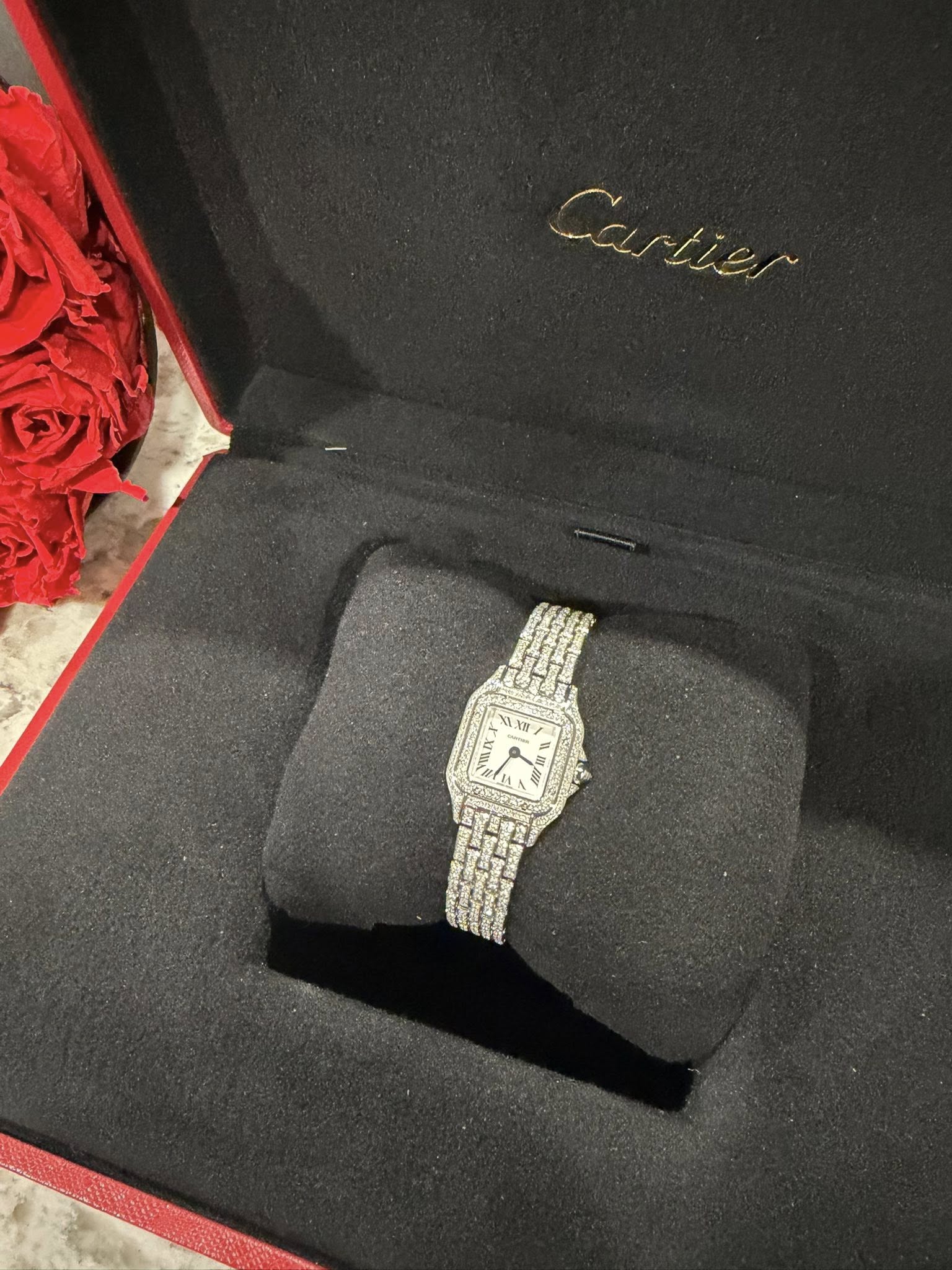 May be an image of ring, wrist watch and text that says 'cartier ም ጊ ل 四口 = MS0 100'