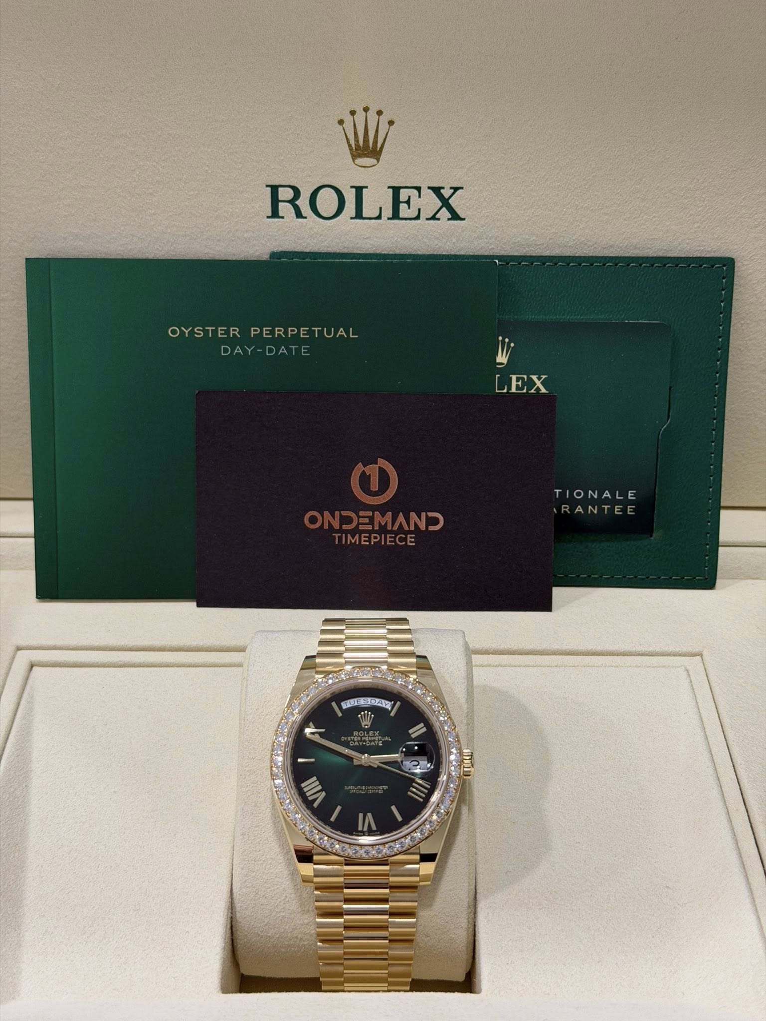 May be an image of wrist watch and text that says 'ROLEX OYSTERPERPETUAL OYSTERP LEX EX TIONALE MOINENENK VIII'