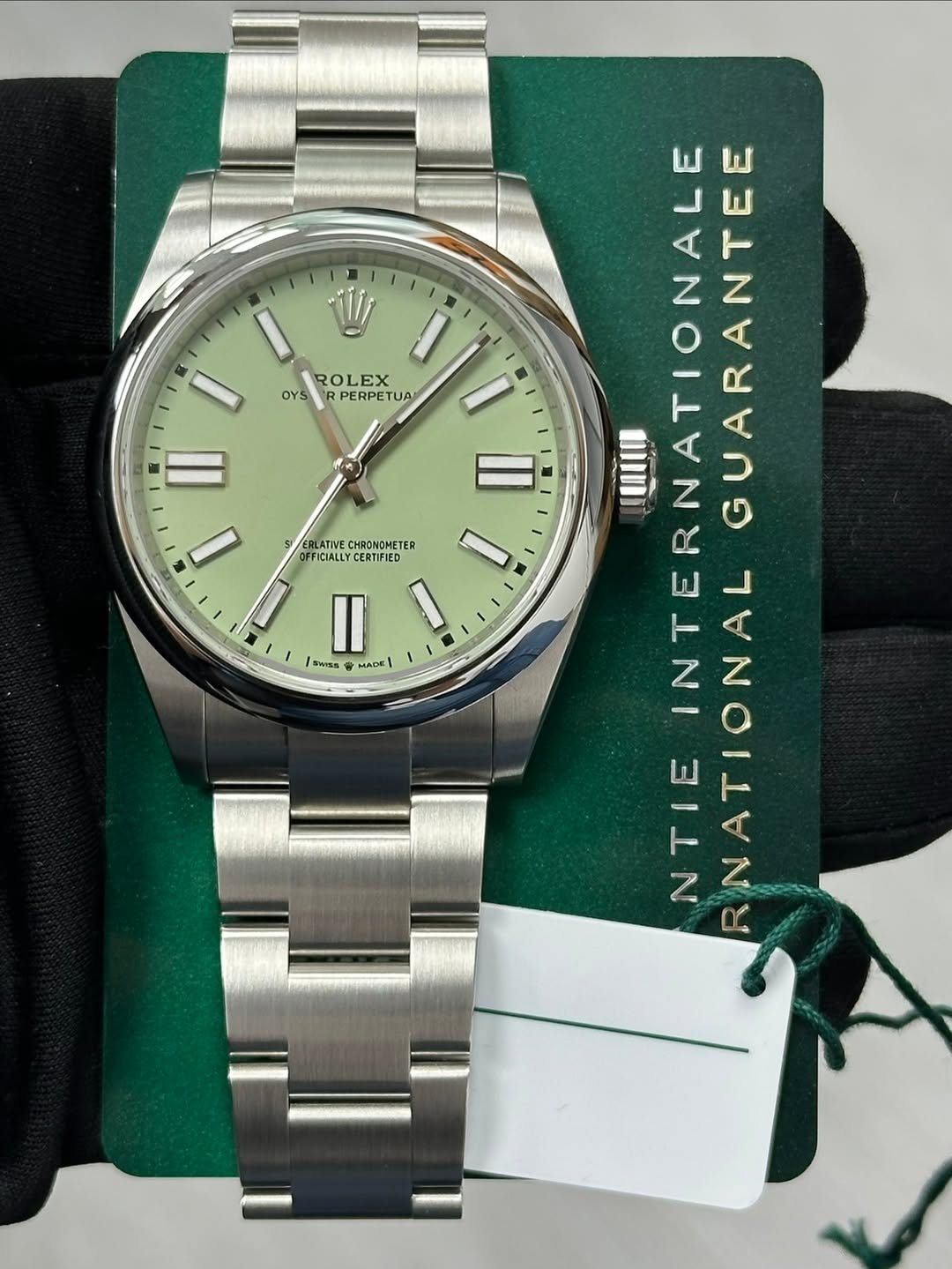 May be an image of wrist watch and text that says 'II لم ROLEX OYS PERPETUA RLATIVE CHRONOMETER FICIALLY CIALLYCERTIFIED II SWIES MADE TERNABANTE NARA 1 TERNATIONAL ERNATIONALE…
