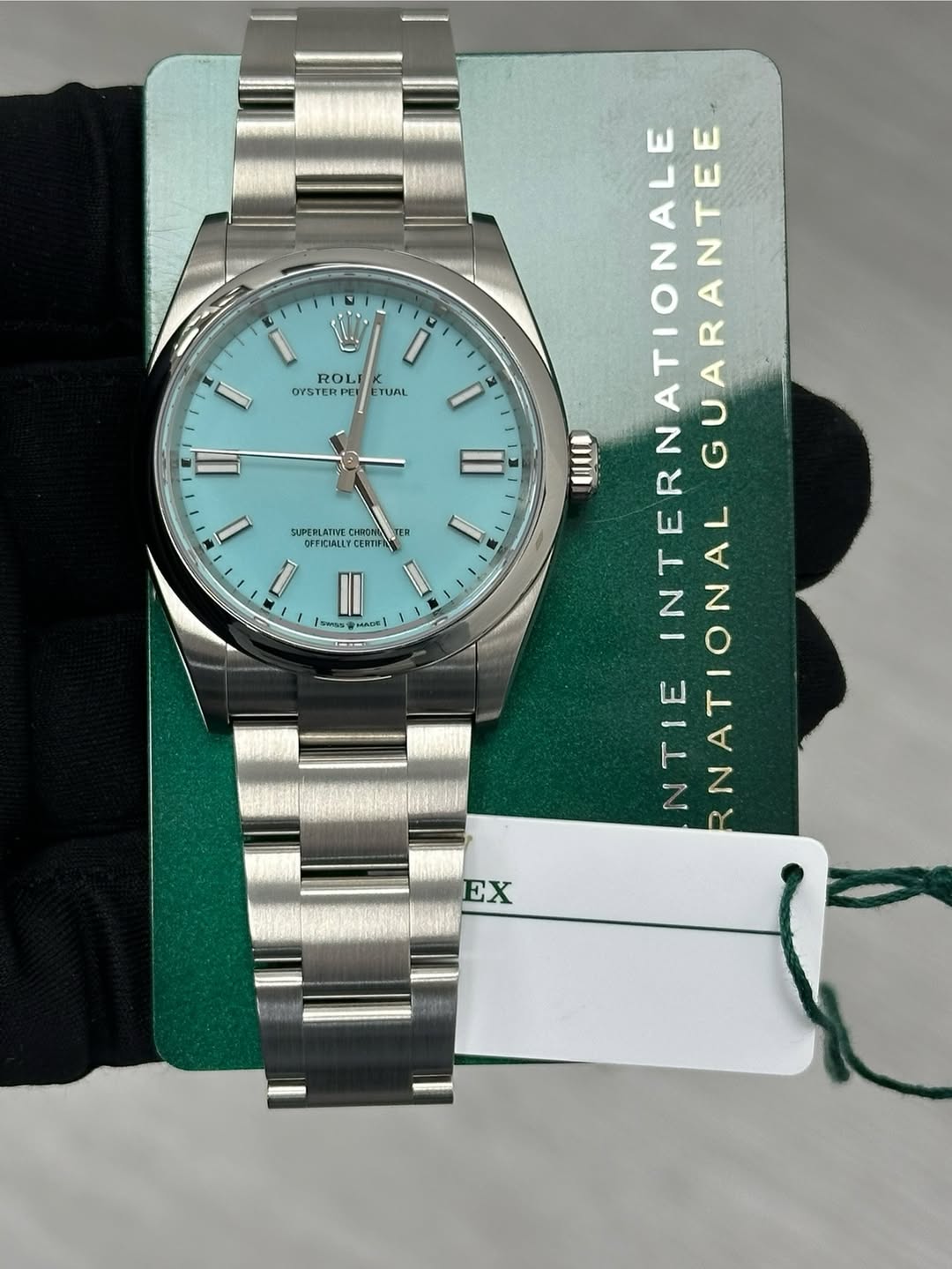 May be an image of wrist watch and text that says 'ROLI OYSTER I TUAL 繁 I SUPERLATINE OFFICIALL CHRGNE 1 集 I0 SWSS Sw OE AAA HADE 信 UI NATIONALE INTERNATIONALE GUARANTEE INTERNA…