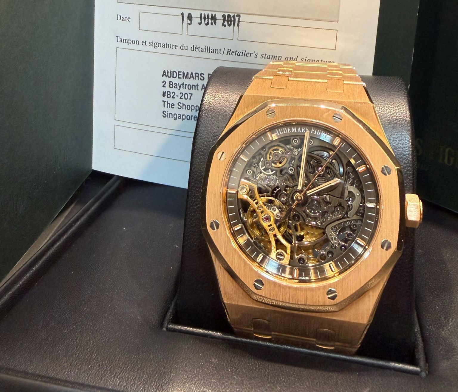 May be an image of wrist watch and text that says 'Date ህሽ JUN2017 2017 Tampon et signature du détaillant/ Retailer's stamp and cίлиA AUDEMARS 2 BayfrontA #B2-207 207 #B2-2 The…