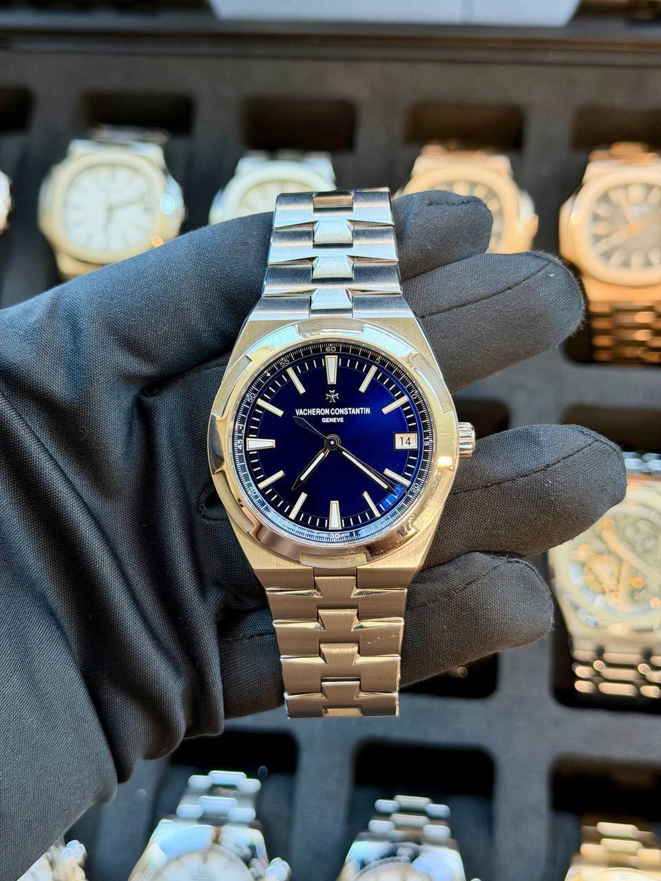 May be an image of wrist watch and text that says 'd YACHERO VACHERONCONSTANTN MSTAN ONCOMSTANT GENEVE GHEYT 14 0 wih'