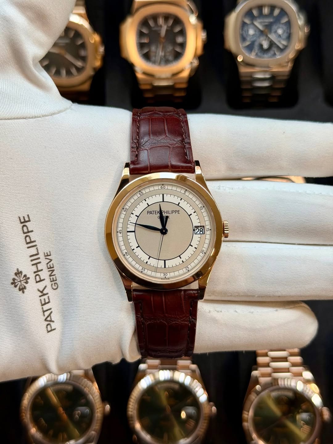 May be an image of wrist watch and text that says 'PATEK PHILIPPE PPE 10 دد 28 0 ก 楽 PATEKPHILIPPE PATEKP PATEK PHILIPPE GENEVE'