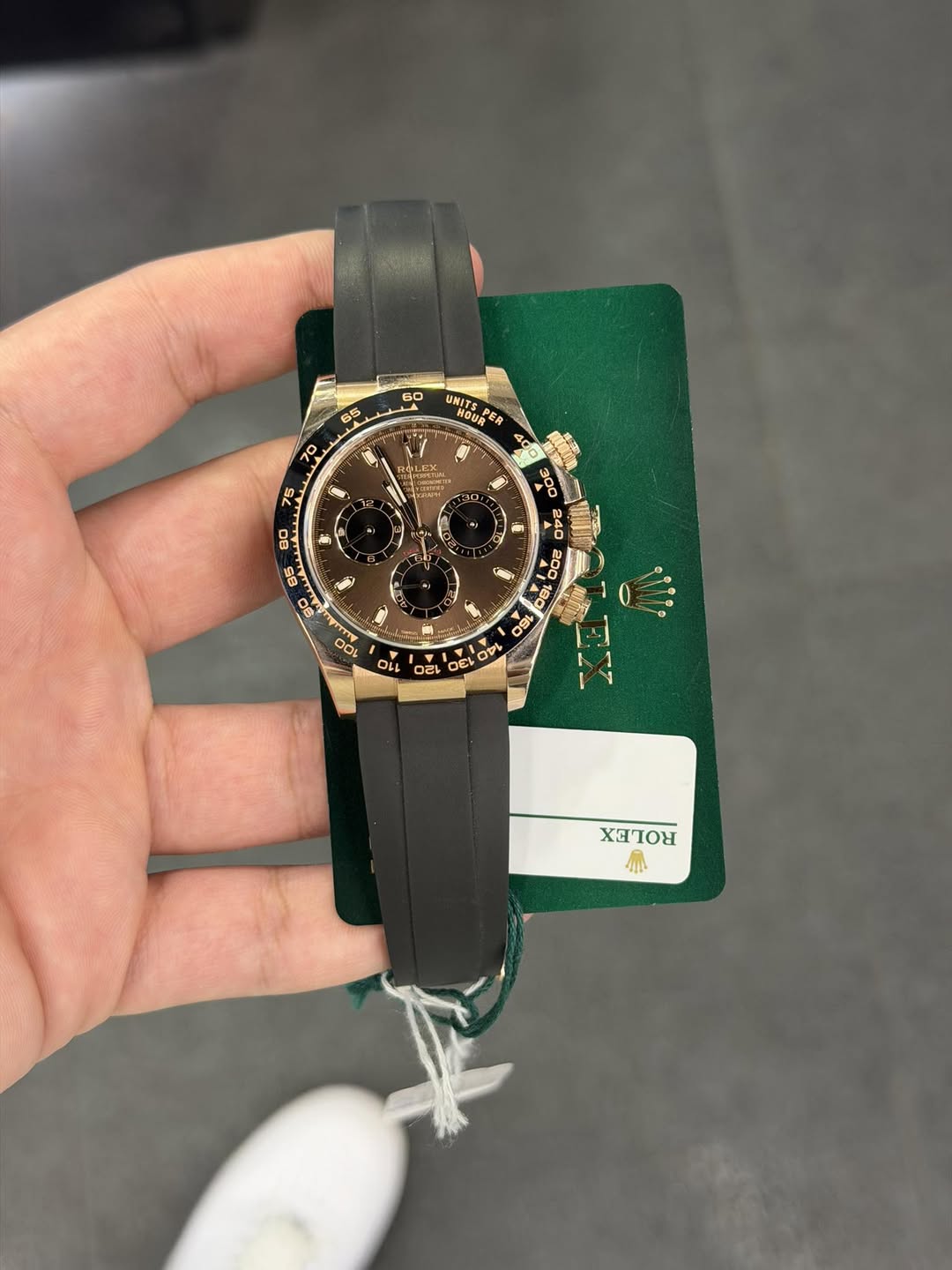 May be an image of wrist watch and text that says '60 65 HOUPER 70 0 75 ሁ B0 85 S 00 OL ਰਵਾ 1EL ዝ 3 " 小'