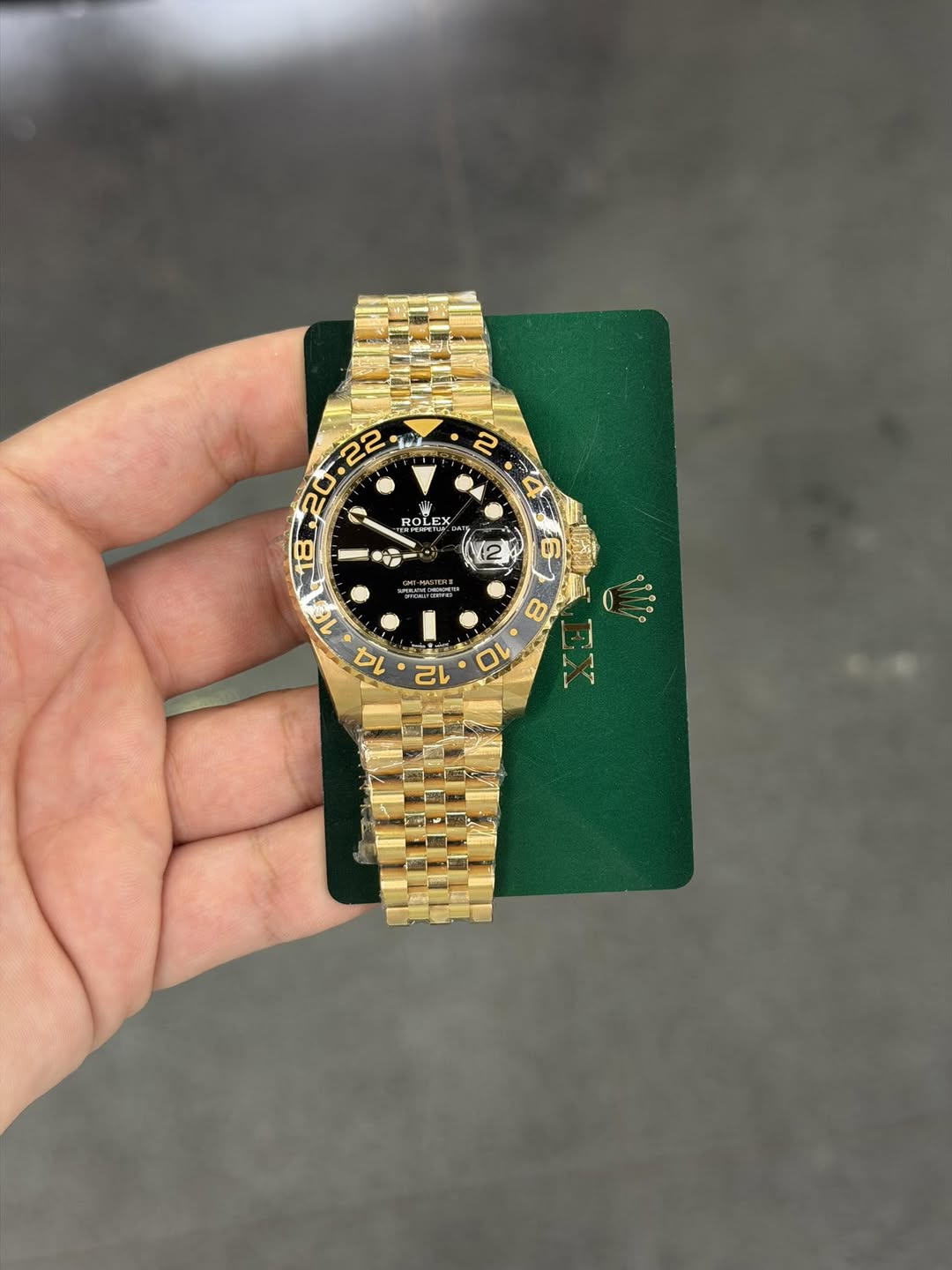 May be an image of wrist watch and text that says '22. 2 V 2 RON ROLEX TUM EX X ROL TE EPIFET PETUM 2 i 12 玉 '
