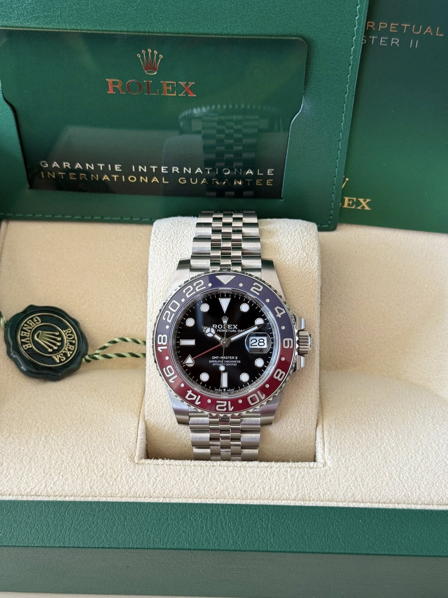 May be an image of wrist watch and text that says 'R TERI ARANTIE ARANTIEINTERNAT ONALE INTERNAT ATIONAL GUA EX NOO ROL Vo تاله 安 OKEX OΕx EX ل 4 28 ジ wиT- mT-MлcTeHa '