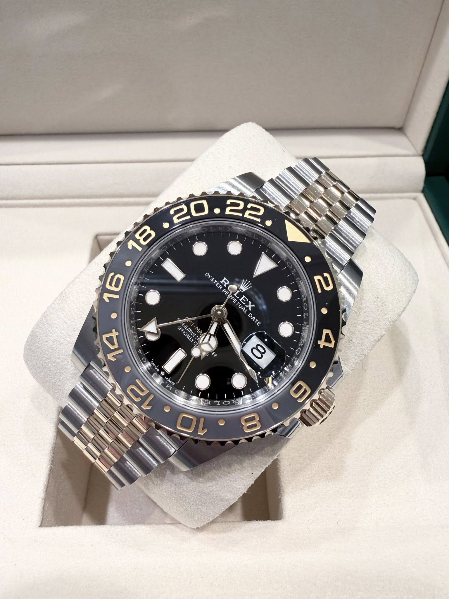 May be an image of wrist watch and text that says '. OYST OYSTERPER ROLEX TERPERPE ROLEX EX 以 ごと TUAL DATE '