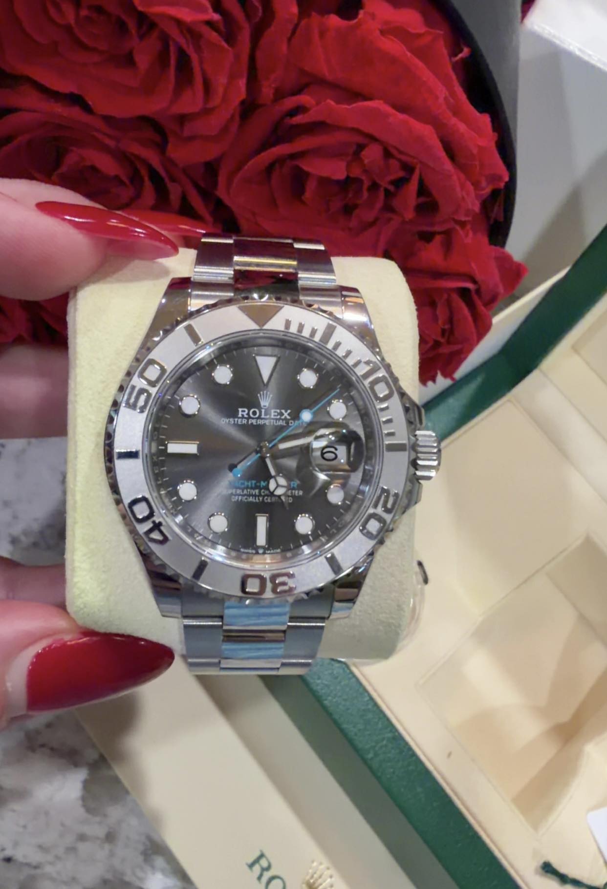 May be an image of wrist watch and text that says '5 50 ROLEX EX or YSTERP PERPETUAL ETUALE 10 ETER 40 20 30 ة R'