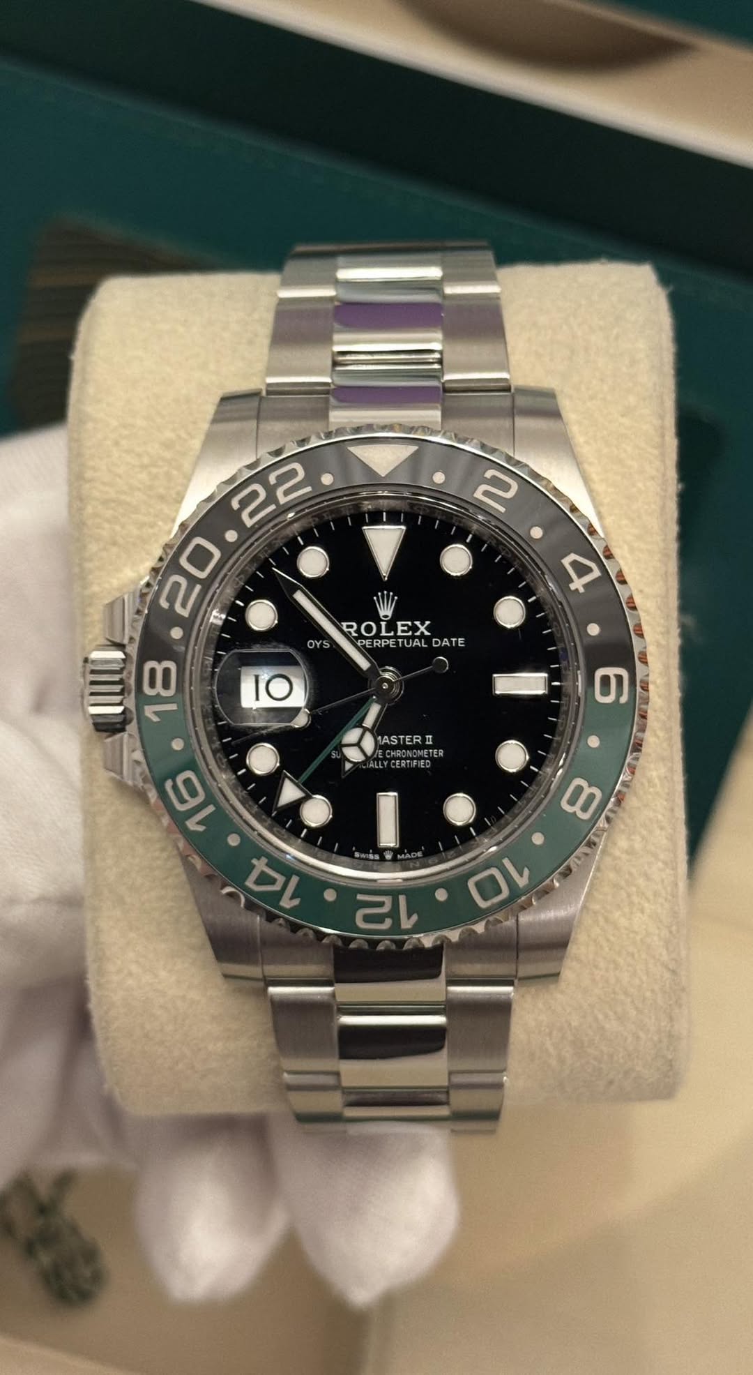 May be an image of wrist watch and text that says '22 - 20 r 1 18 2 4 ROLEX EX OYS RPET UAL DATE 1O ASTERII ASTER ETER CERTIFED 9 16 14 I 8 10 V OM 12'