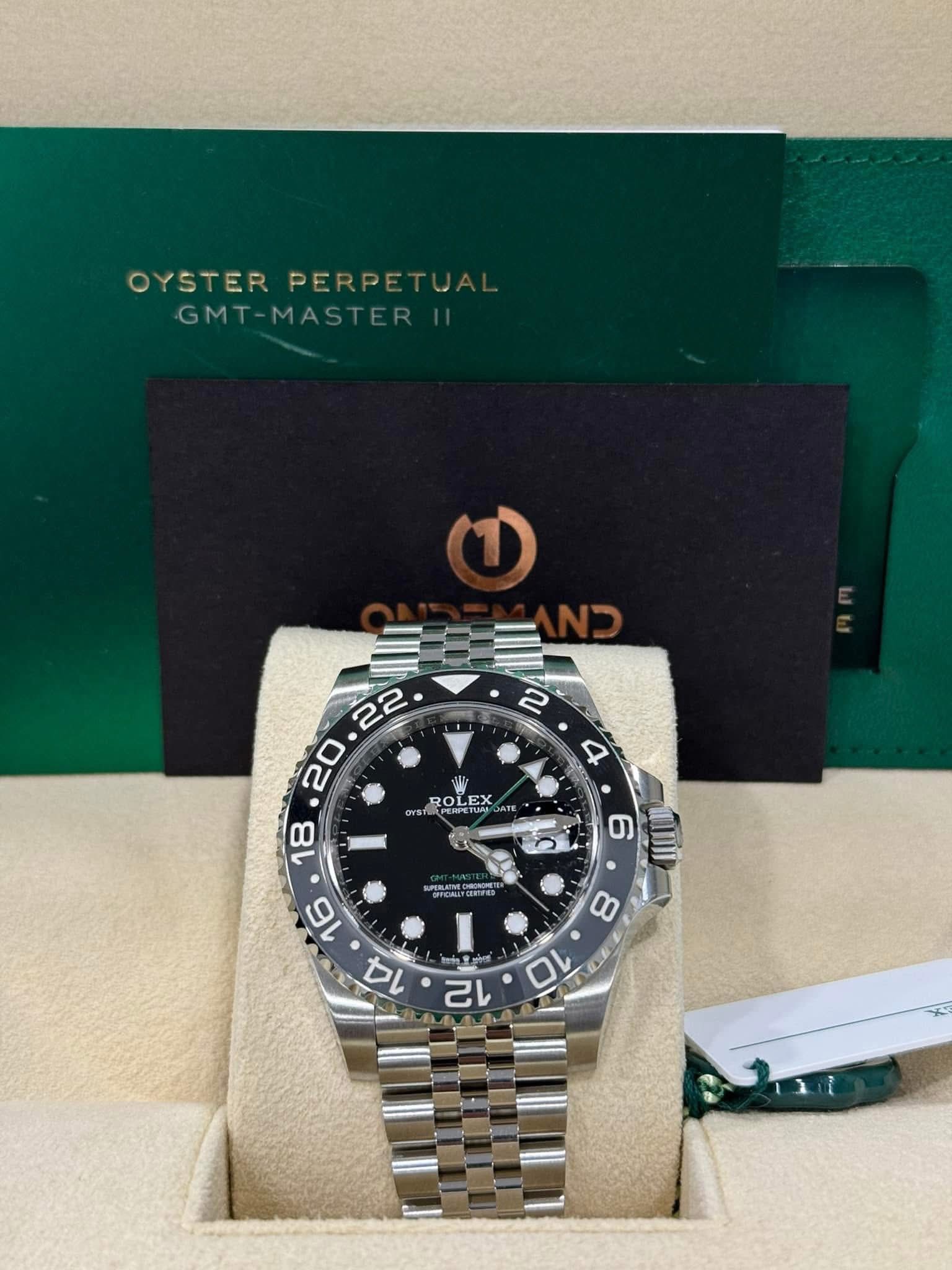May be an image of wrist watch and text that says 'OYSTER OYSTERPERPETU PERPET GMT-MASTER GMT- MASTER ROLI EX 我p期電 SATE OcAut 1O 16 4 6 นพ 8 Inh 12 10 E'