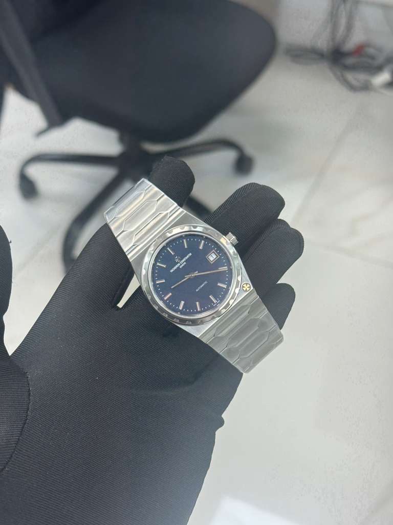 May be an image of wrist watch and text that says 'I L 日 D ॐ ت'