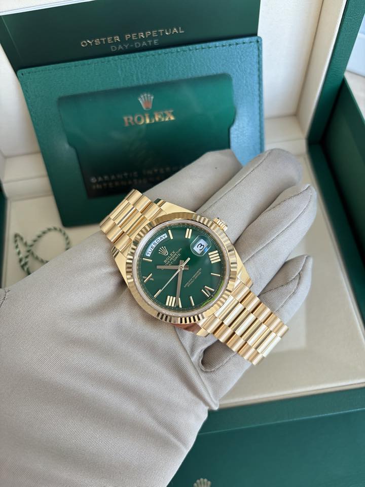 May be an image of wrist watch and text that says 'ROLBX titua UESDAY UES ملزا ന IIII V/ III'