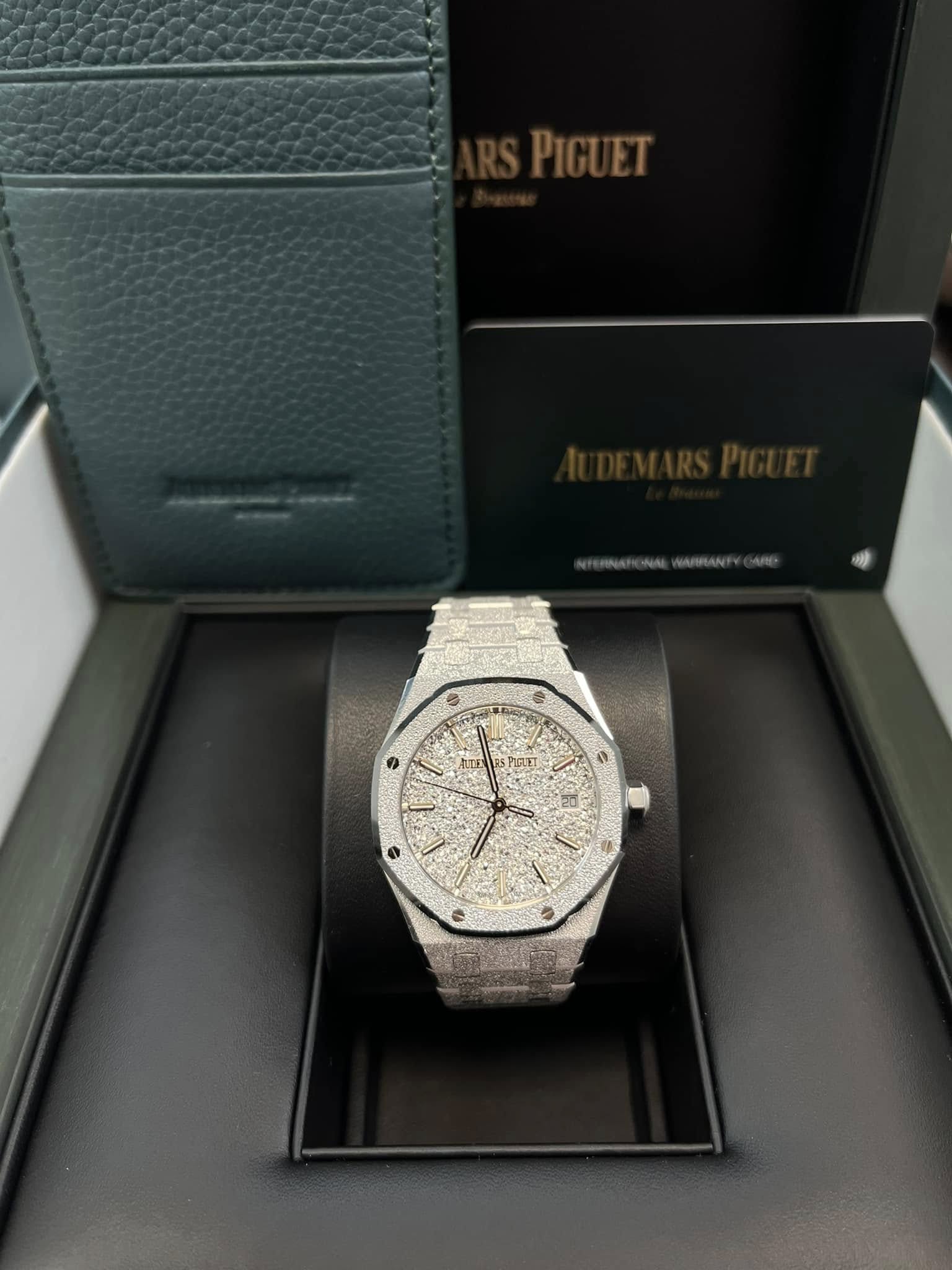 May be an image of wrist watch and text that says 'PIGUET ١ PILFT 國 03 7'