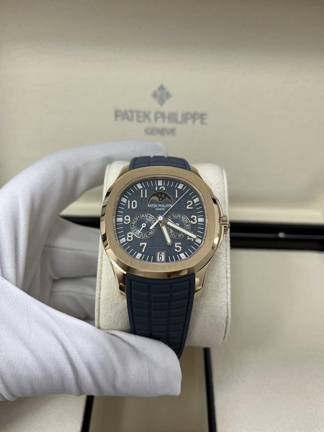 May be an image of wrist watch and text that says 'PATEKPHILIPPE PHILIPPE GENEVE C PNTEK PNTEKPHIL NTEKPHILIPP PHIL WIHT 0 و 9 1 G 2 SUP 彩 3 ጉተ ح CO 7 WC 5 6'