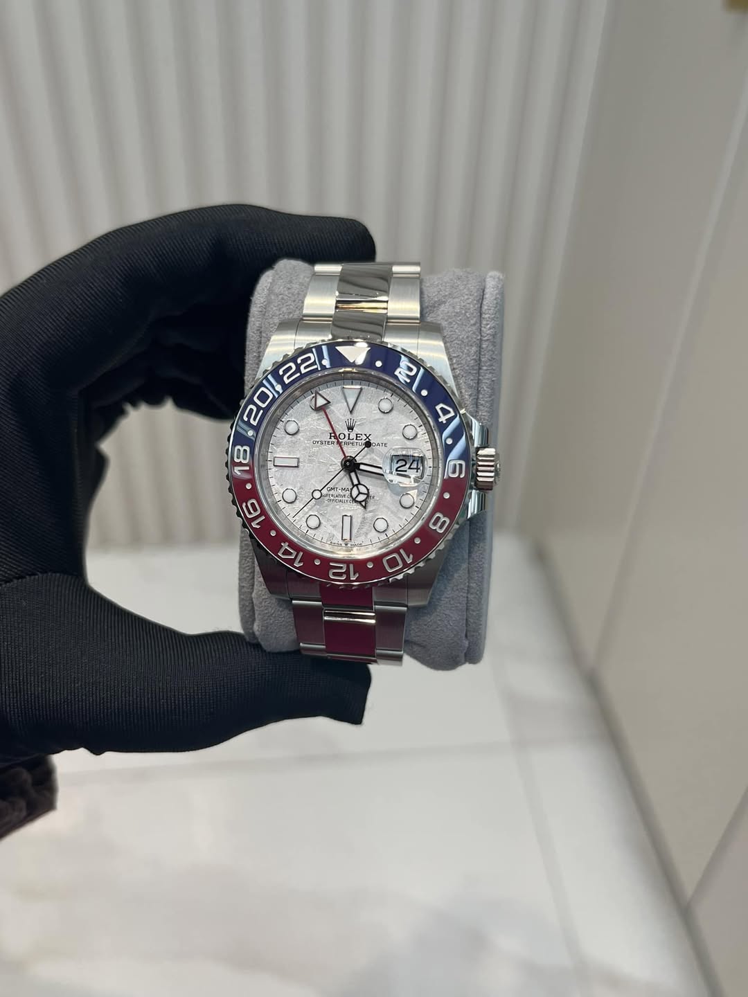 May be an image of wrist watch and text that says 'શ R 22/1 20/ -5r 202리! OLEX DATC 18 D 16 6 14 D തனන I 2 24 O 8 10'