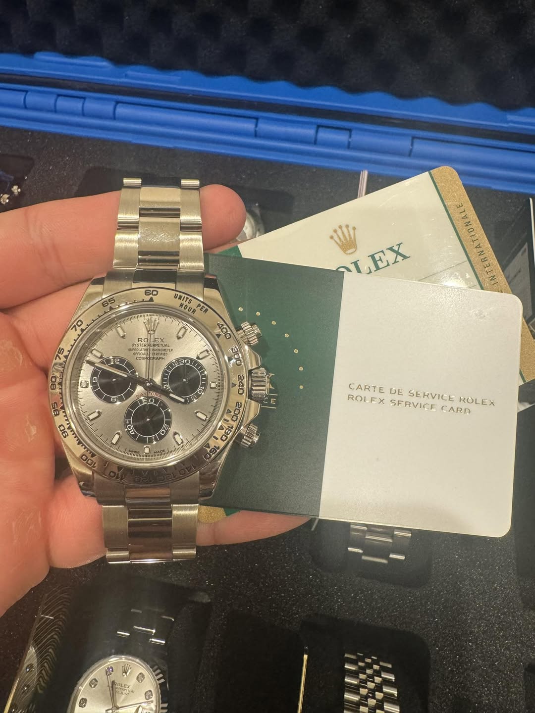 May be an image of wrist watch and text that says 'SS 60 ROE A OLEX 70 80A75 ហេ 85 B0 TIL UWITS #อซล PER VX AQ4 20 CARTE DE SERVICE ROLEX ROLEX SERVICE CARD'