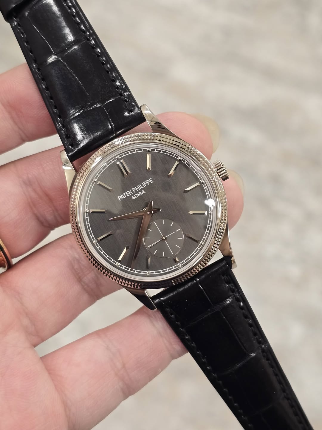 May be an image of wrist watch and text that says 'I1 PHILIPPE IPPE PATEK GENEVE mi AM'