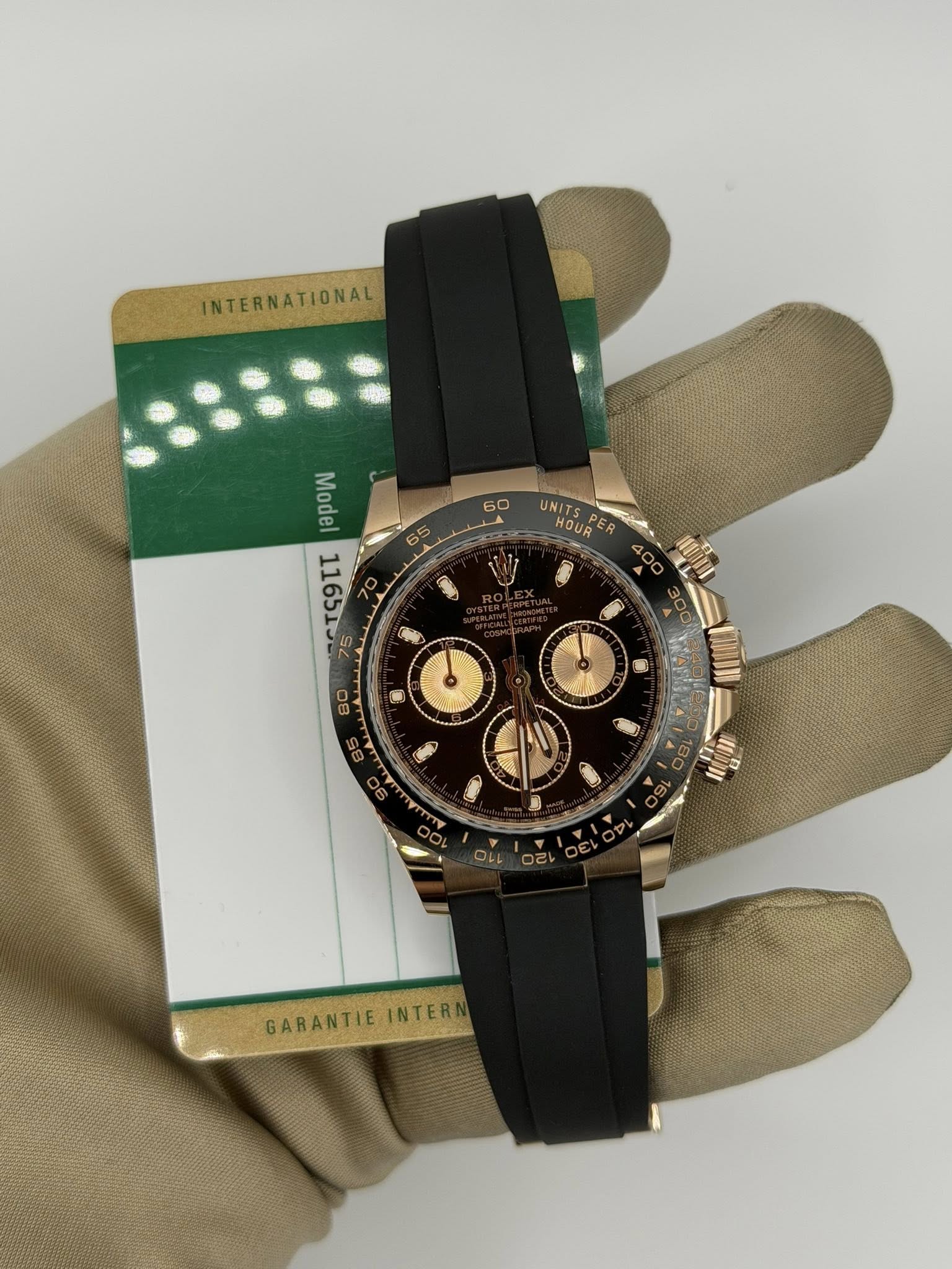 May be an image of wrist watch and text that says 'INTERNATIONAL ခေ HOUR Model 11651. u 1 GARANTIE GARANTIEINTER INTERN'