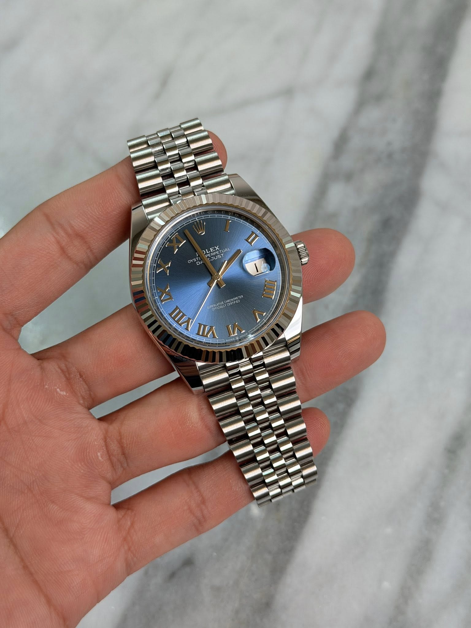 May be an image of wrist watch and text that says 'II LEXU ٦ NIIA 1 VI ا'