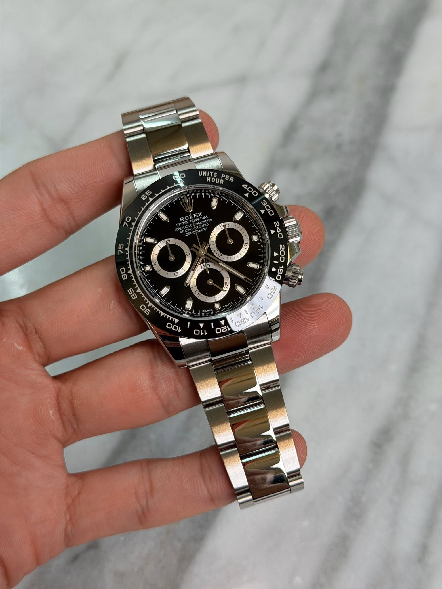 May be an image of wrist watch and text that says '6 UNITS HOUR 이 اری I ግር 99 PT 100 DELO 0ਟ'
