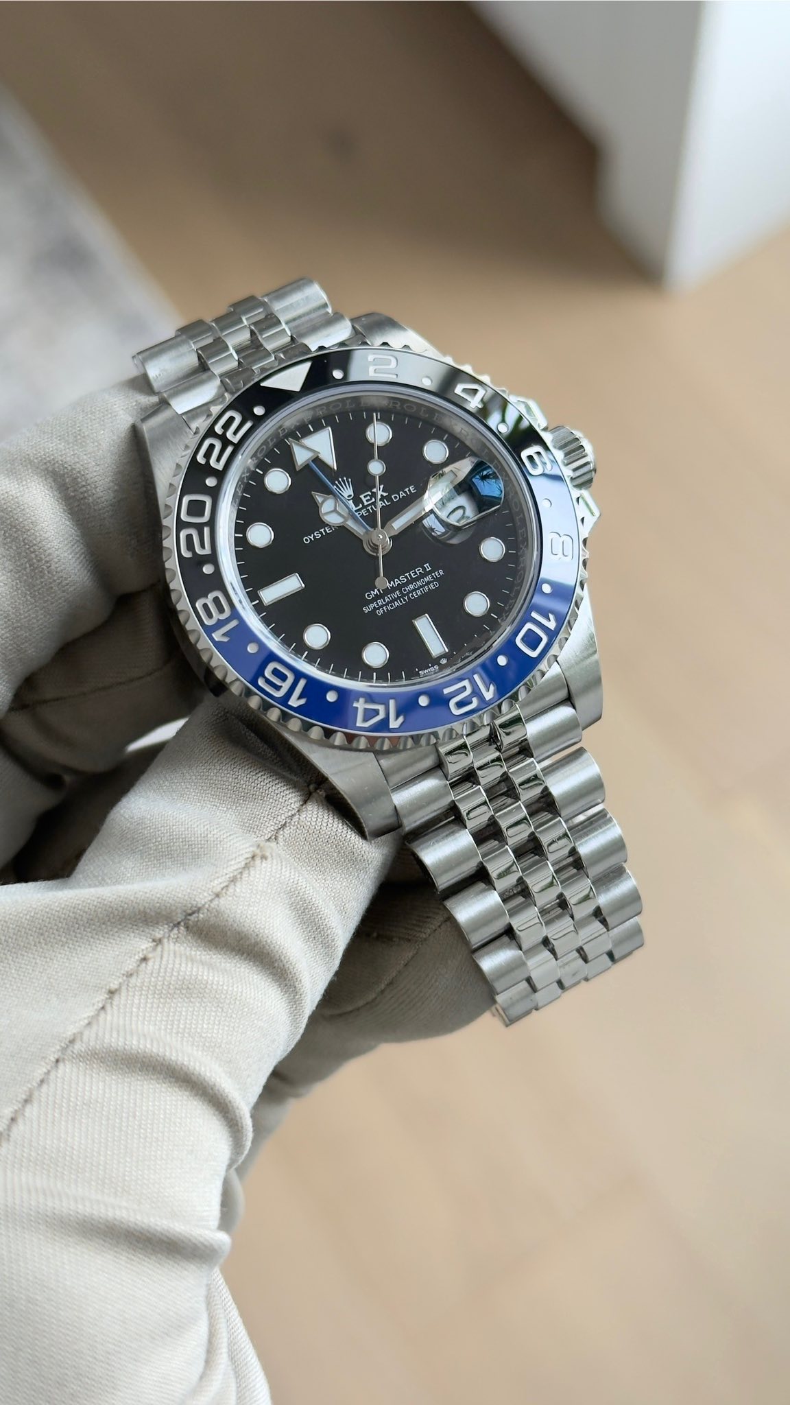 May be an image of wrist watch and text that says '2 4 4 6 E ATE M OYSTE N G ASTERE 10 14'