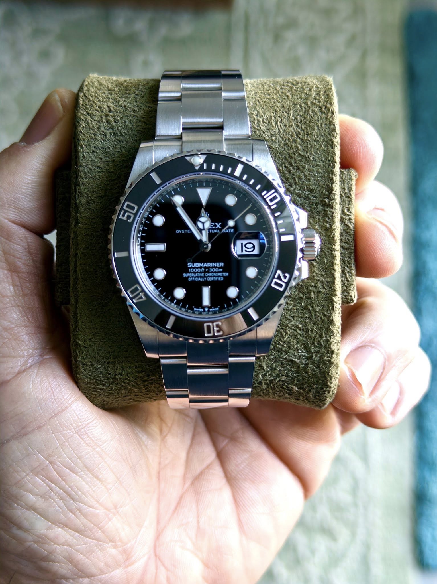 May be an image of wrist watch and text that says '50 50 li 10 EX X 19 SUBMARINE 1000A •300m o RES 40 20 E'