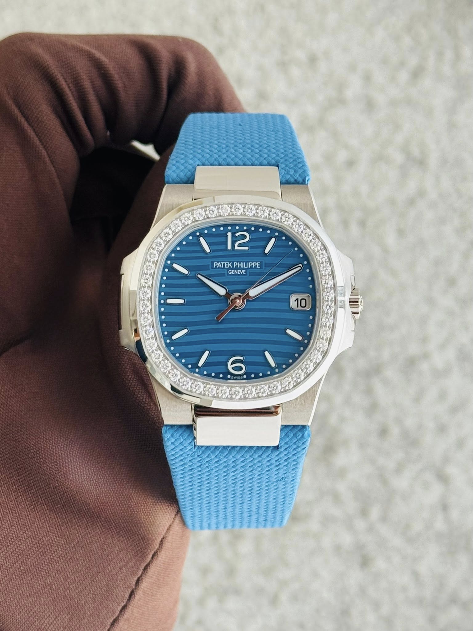 May be an image of wrist watch and text that says 'i2 PATEK PHILIPPE PPE GENEVE 10 6'