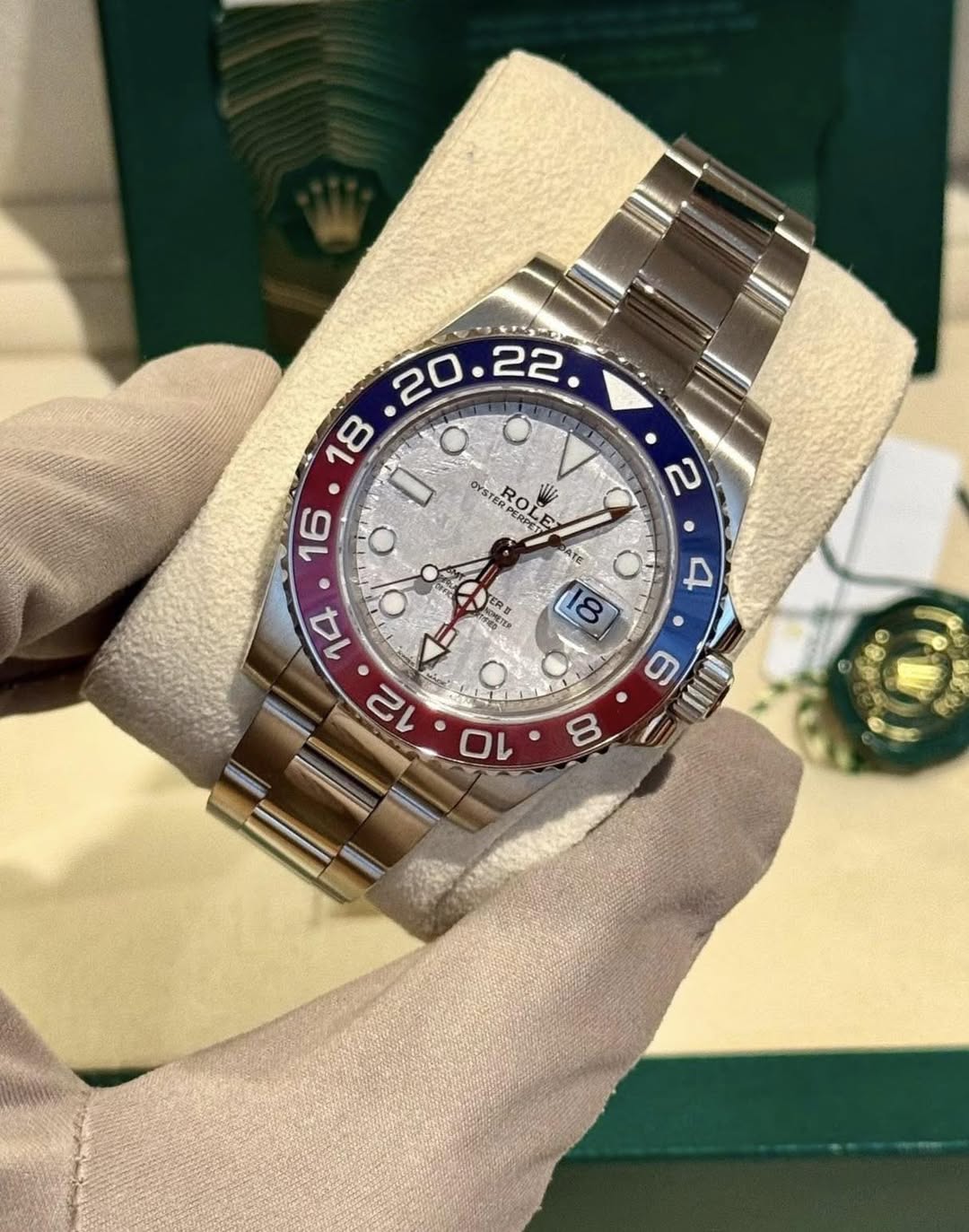May be an image of wrist watch and text that says ' O 16 ב STRO DOL ERPERPET Ko RPER PERLE ROLE BodT ATE O, 4 18 14 ل EOMETER TER '
