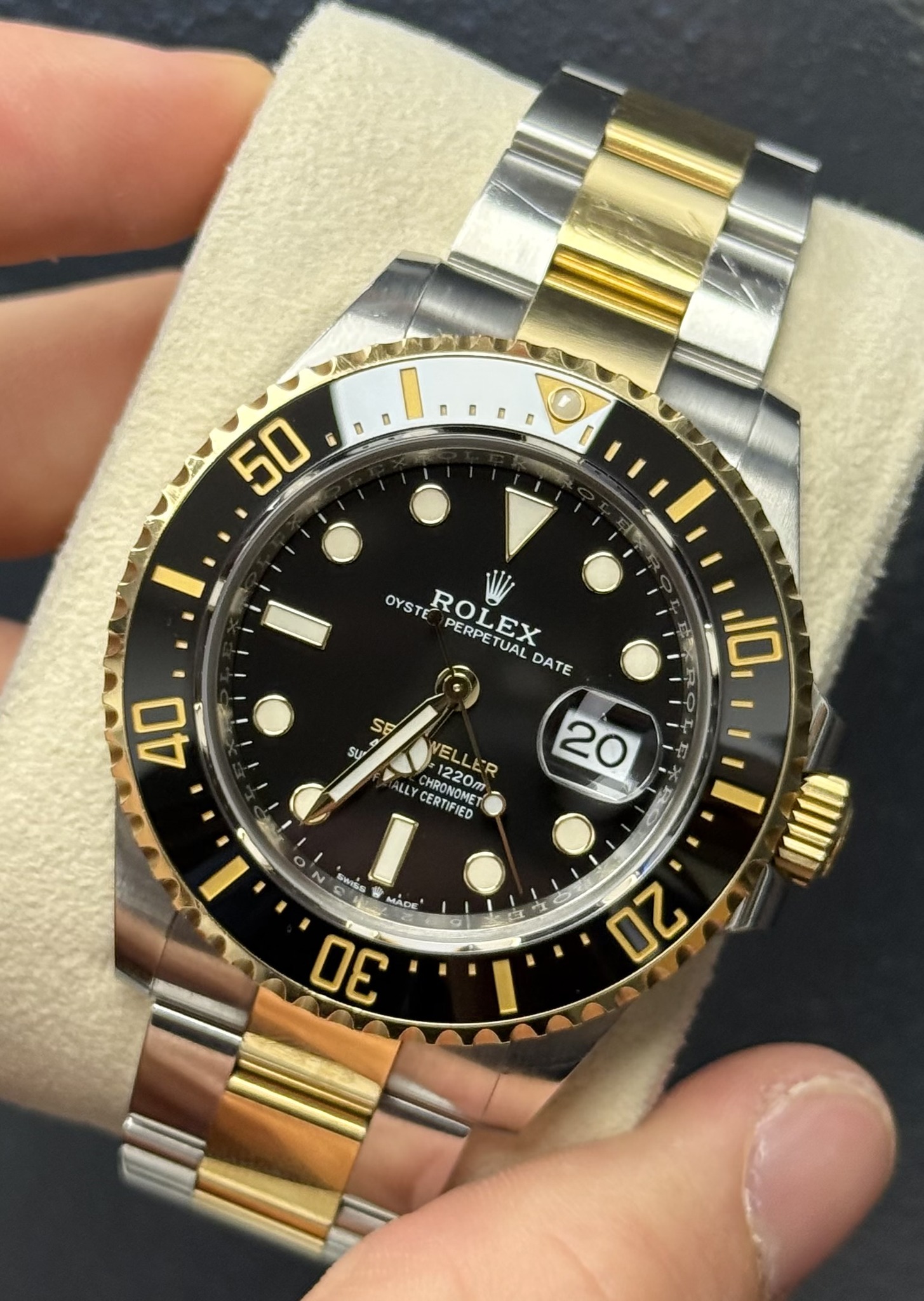May be an image of wrist watch and text that says 'D n 0 n 50 福 ព D OYS OYSTE ROL PERPET ROLEX EX DATE SE SU 40 10 ELLER ALLY CARONOMET CHRON CERTIFIED CHRONOMET 1220m 2ET 20 N…